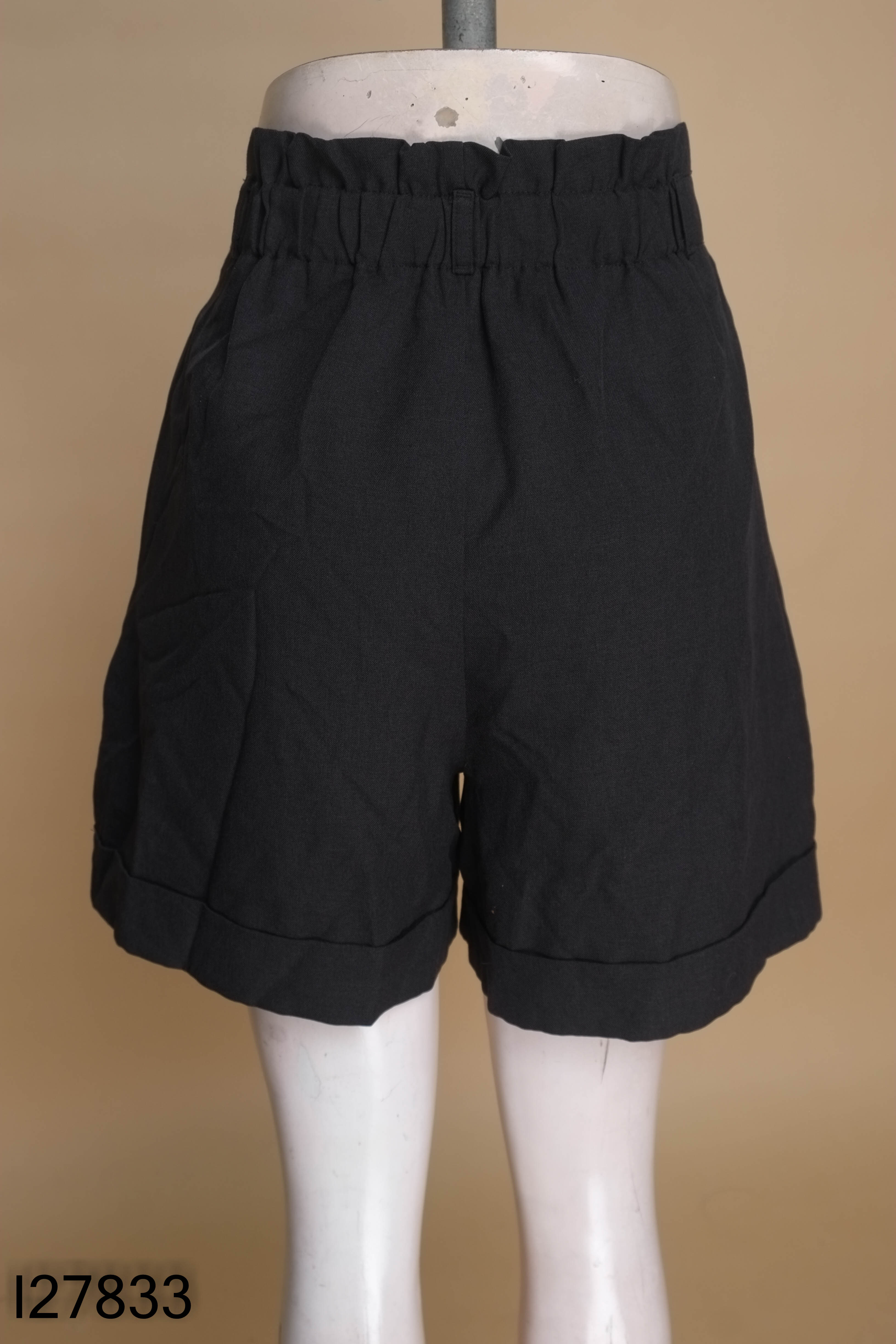 Quần shorts đen ống rộng