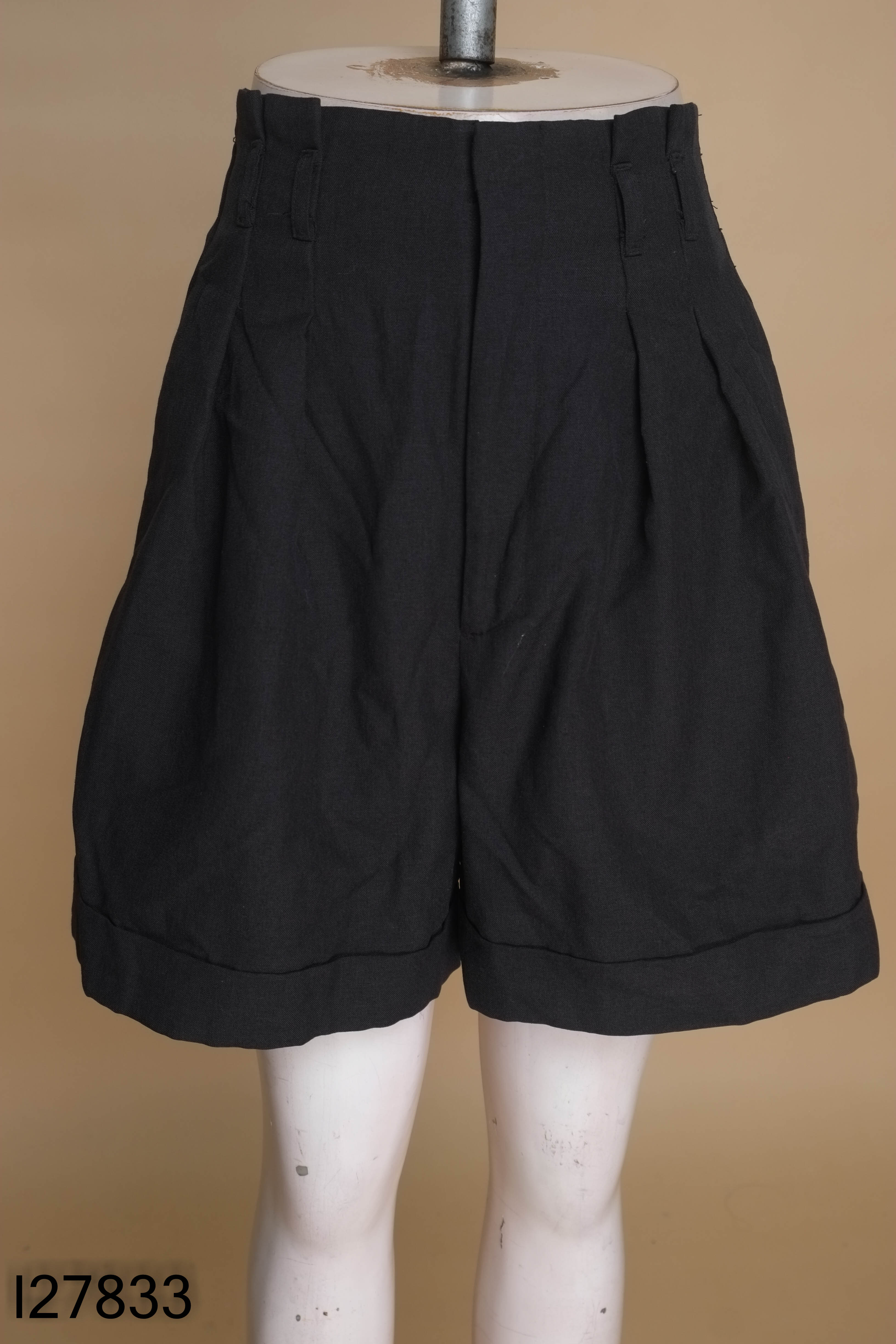 Quần shorts đen ống rộng
