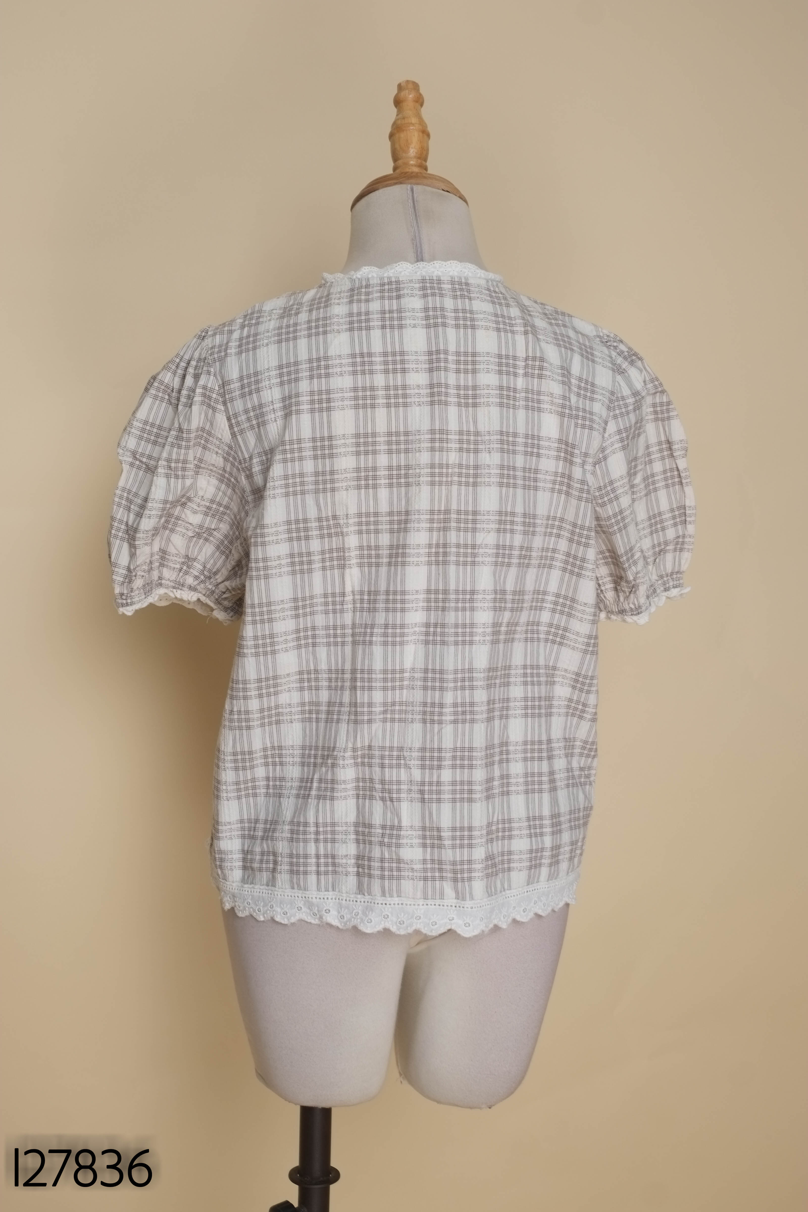 Áo kiểu be kẻ viền ren