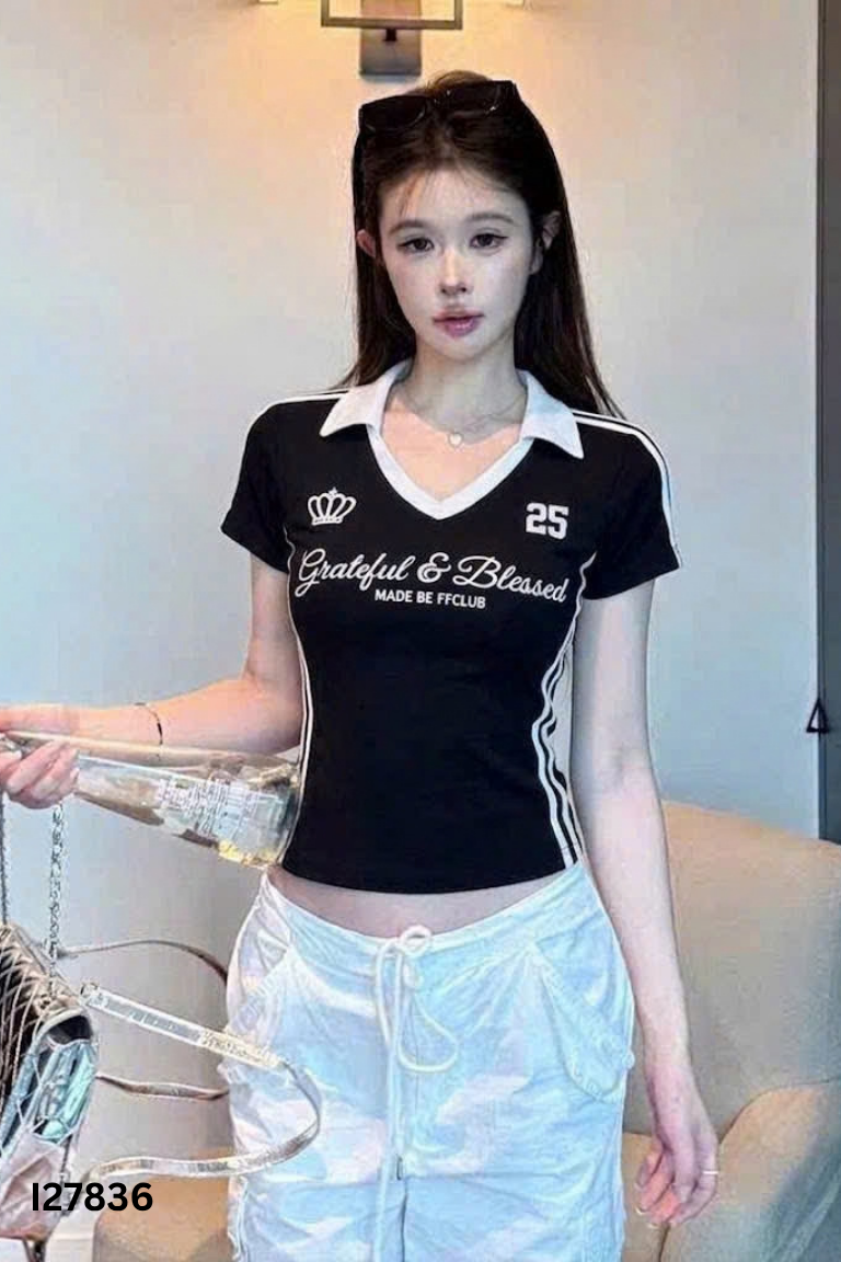 Áo đen họa tiết chữ phối cổ trắng