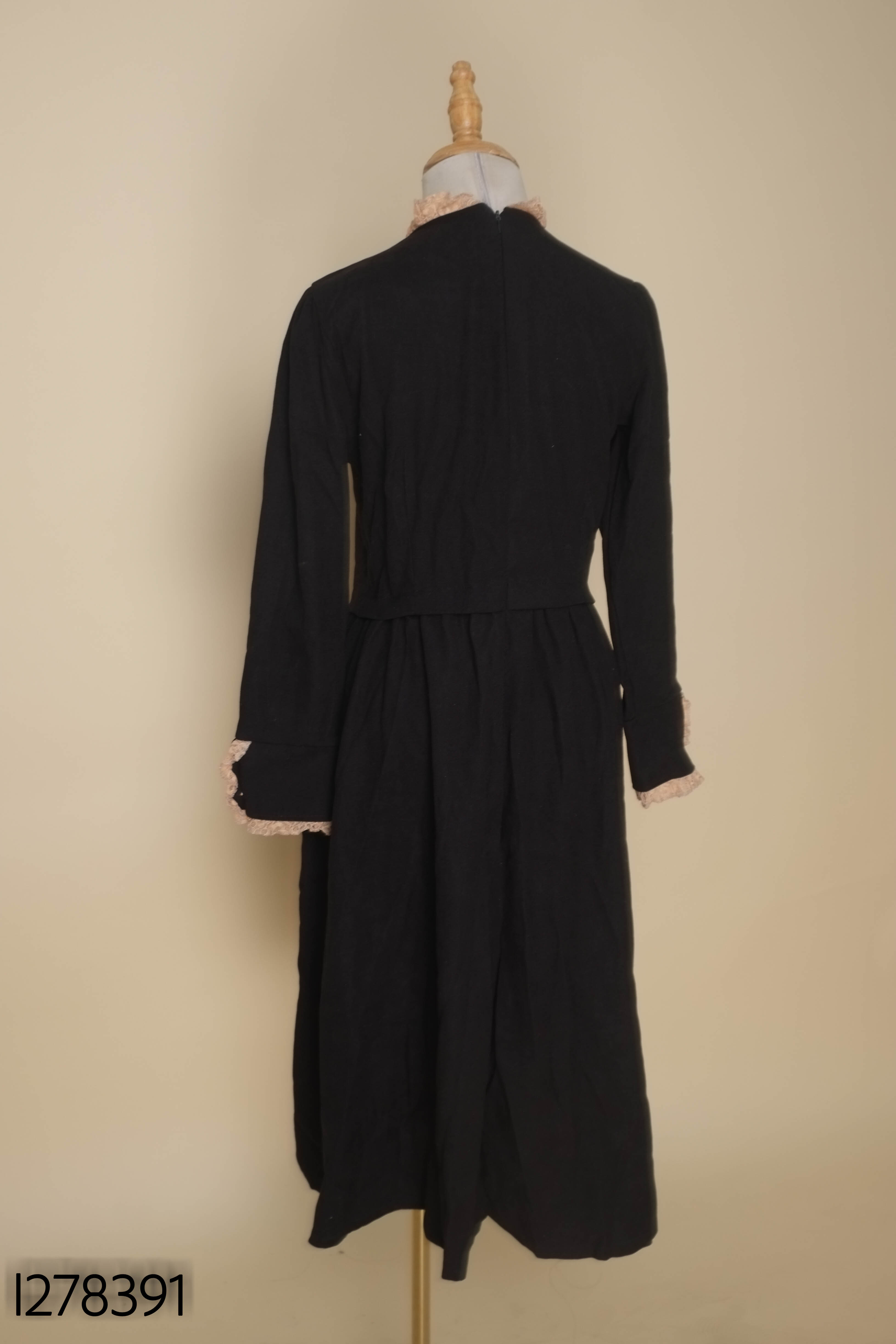 Váy SLIM FIT đen cổ ren