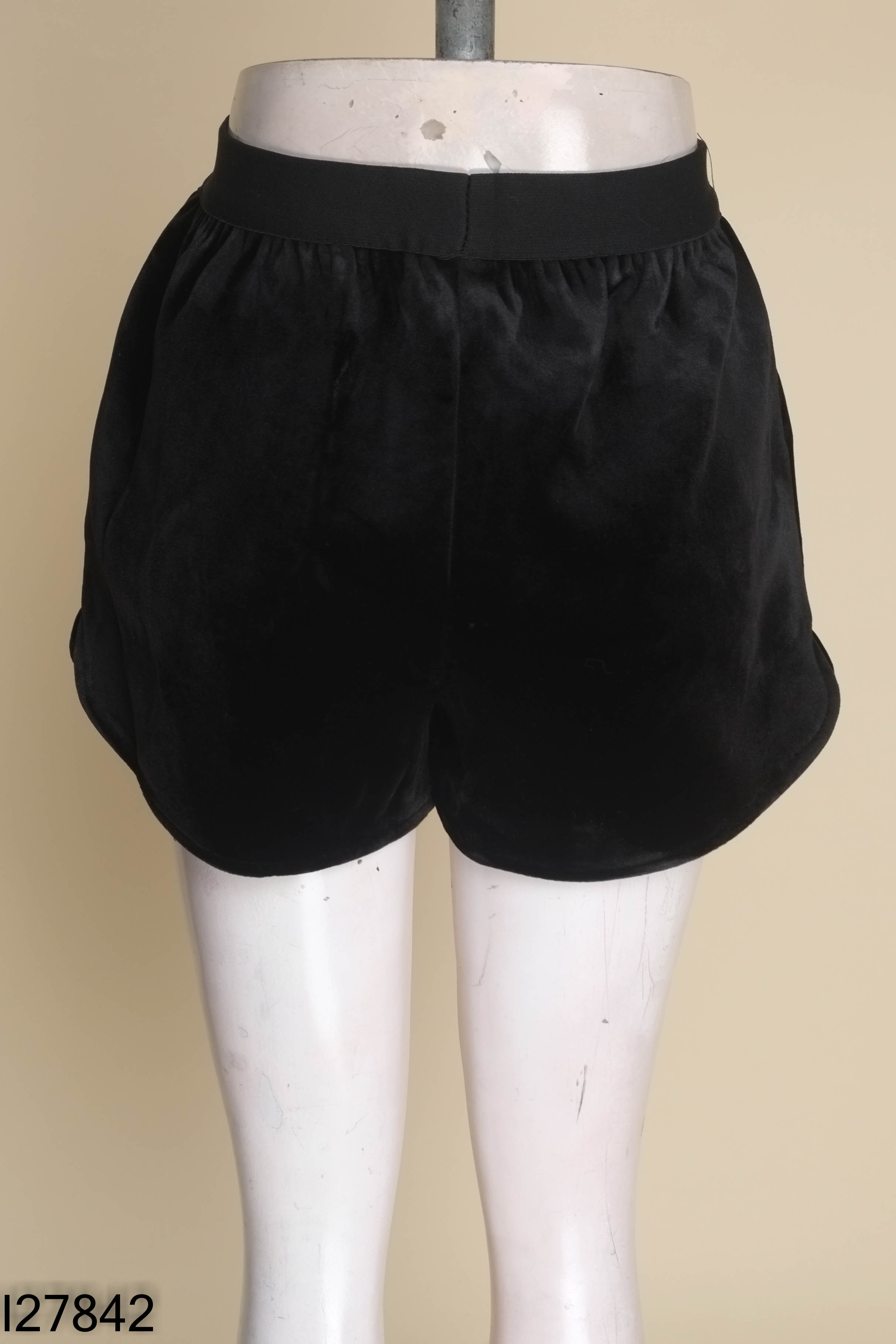 Quần short đen MIU MIU