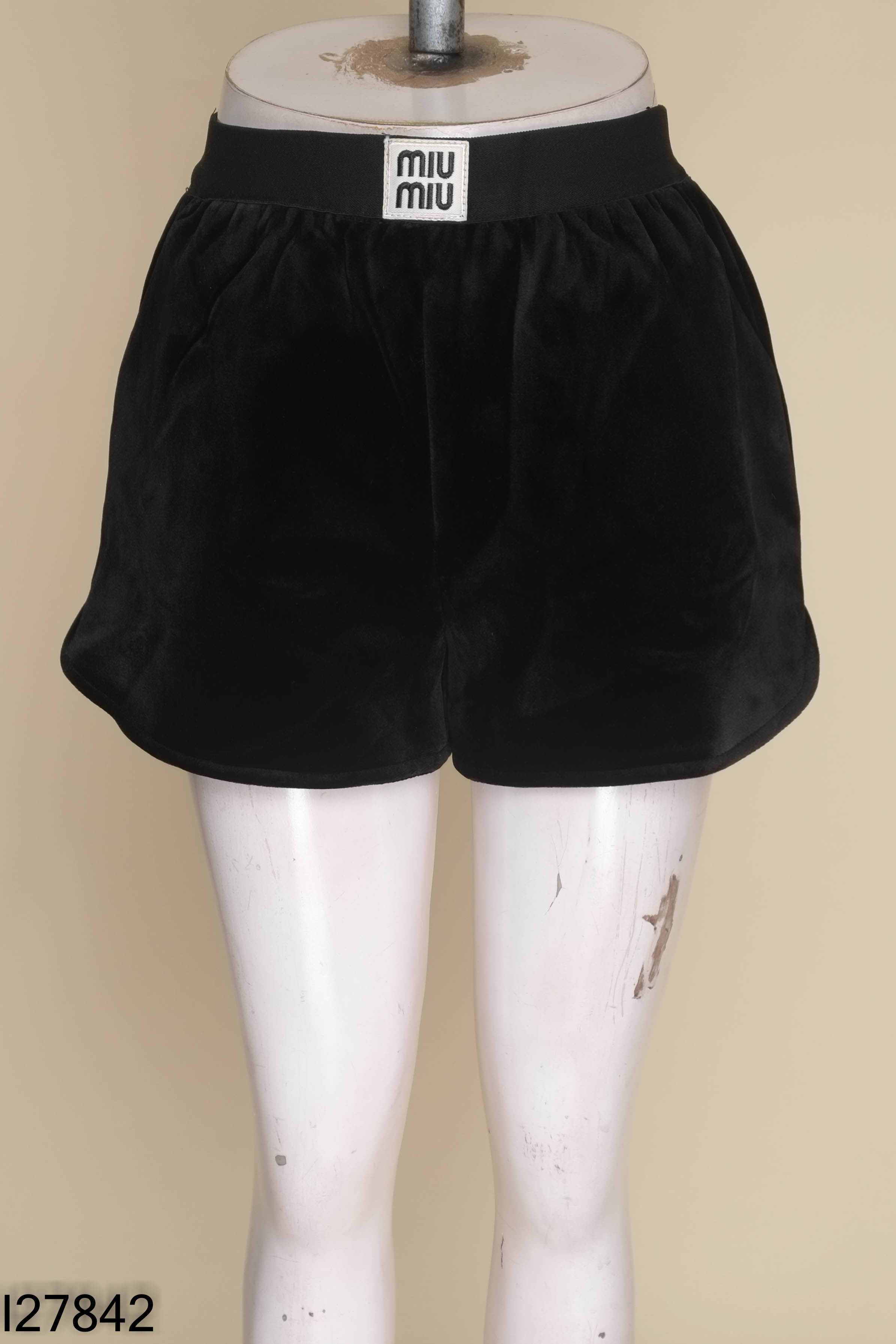 Quần short đen MIU MIU