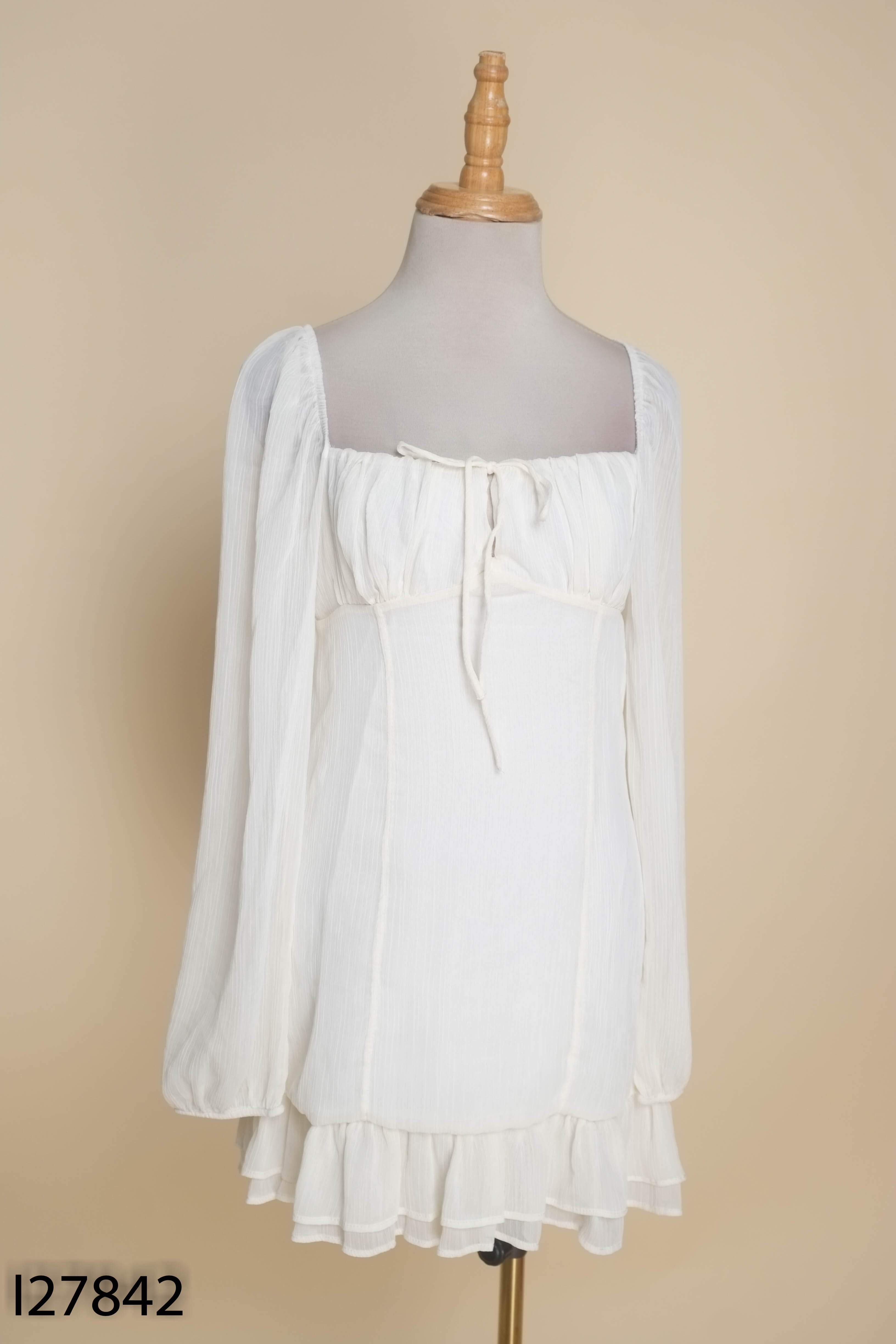 Váy PULL BEAR kem cổ vuông