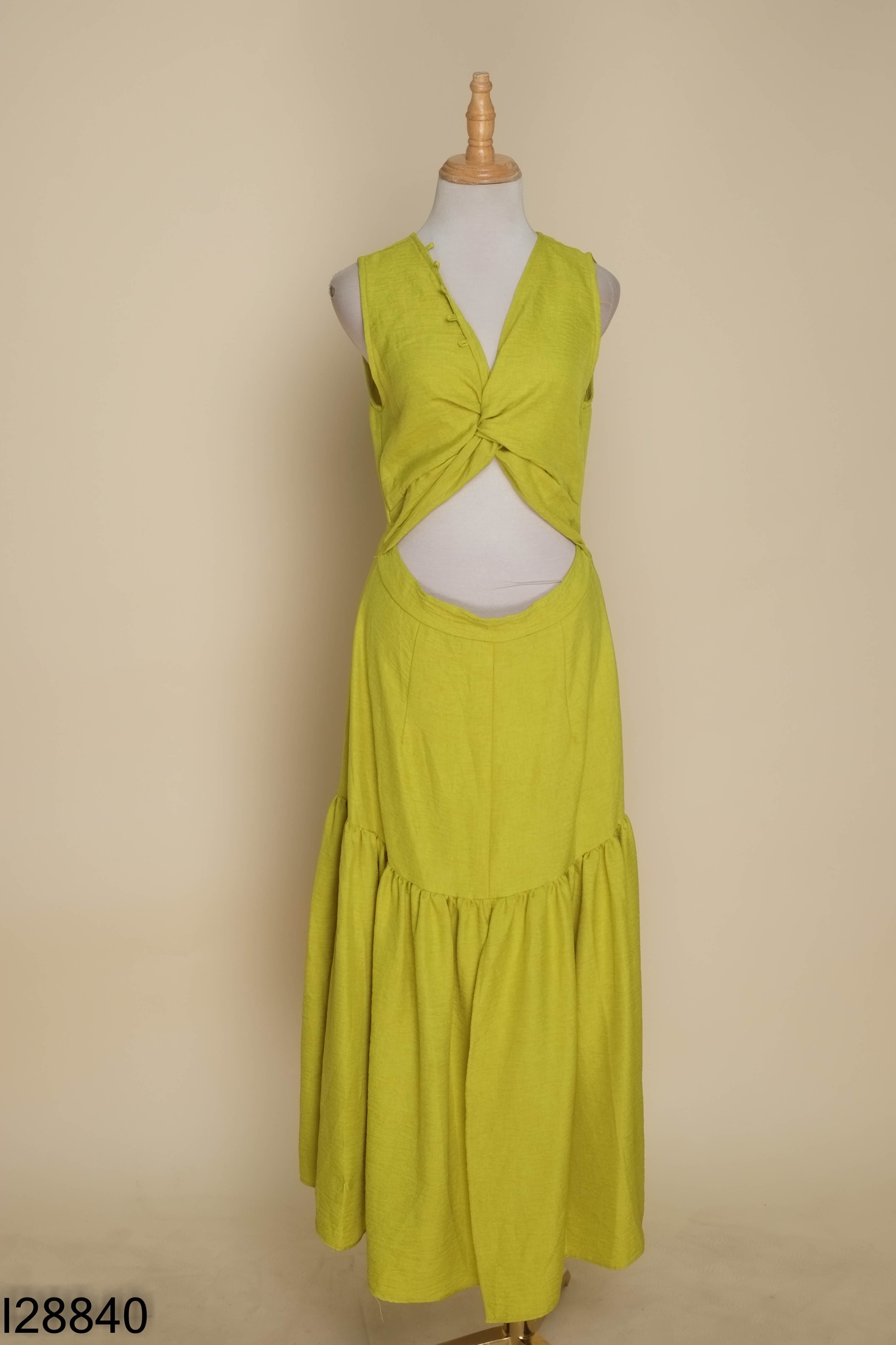 Váy xanh chuối xoắn ngực