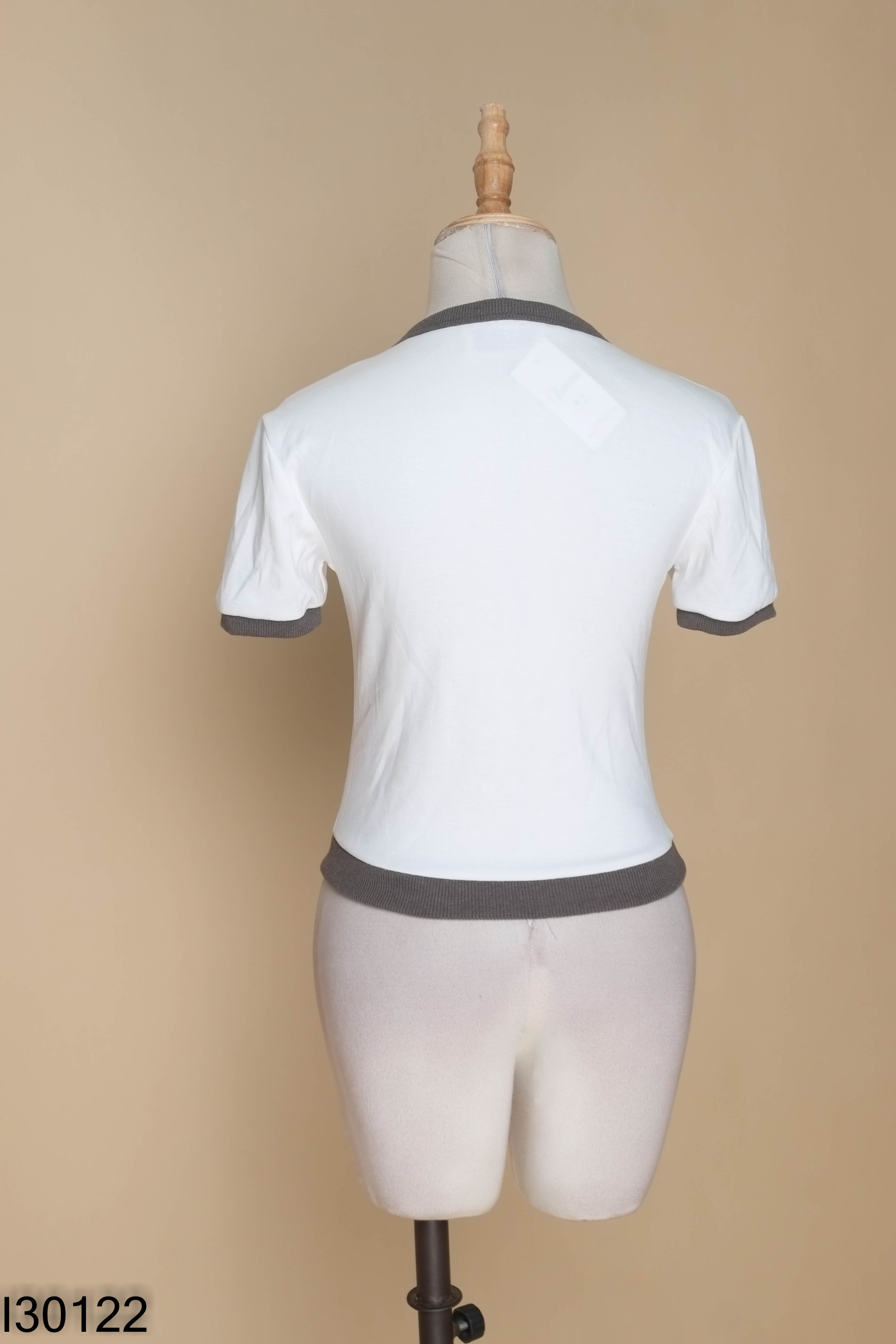Áo trắng DEZUS viền xám