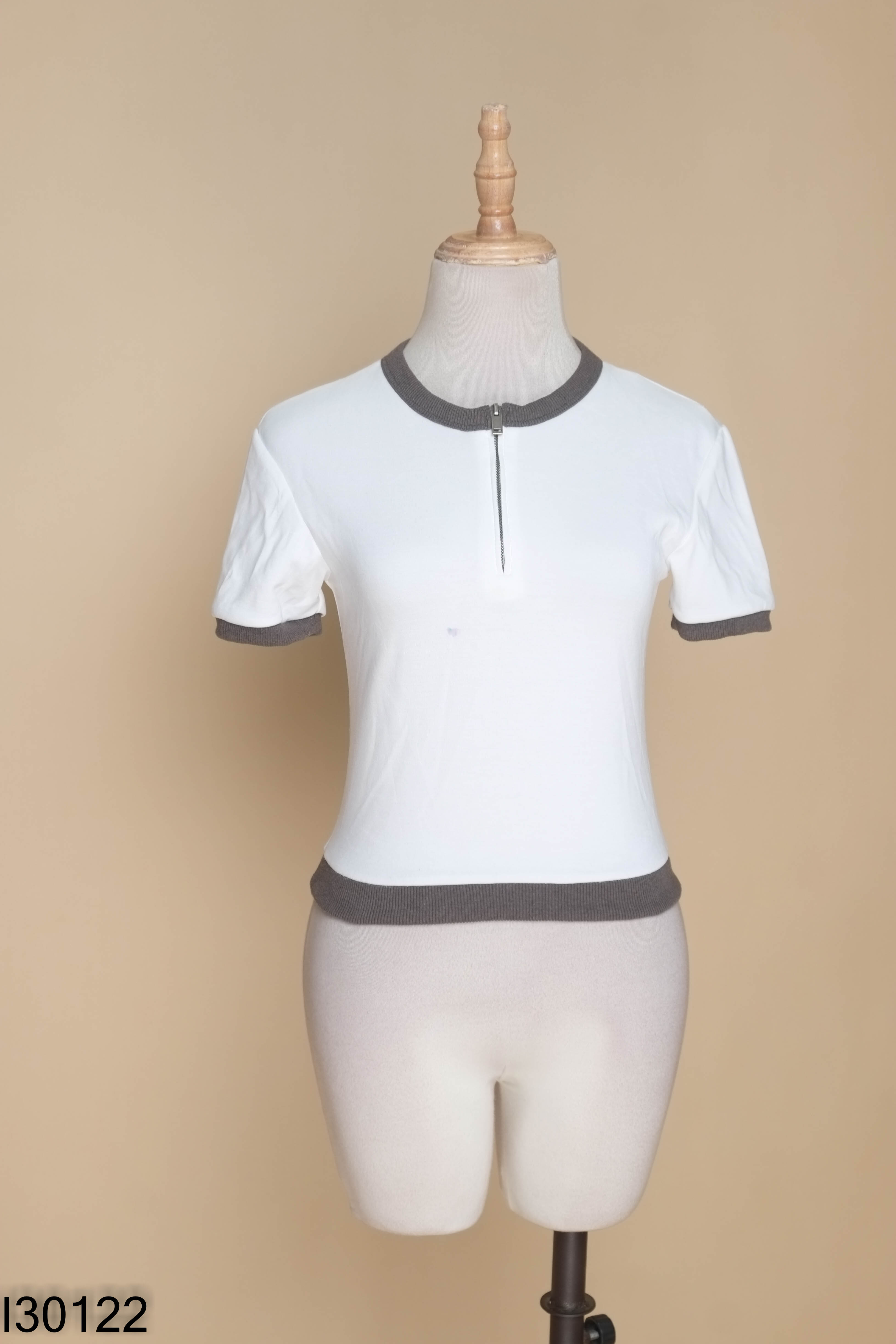 Áo trắng DEZUS viền xám
