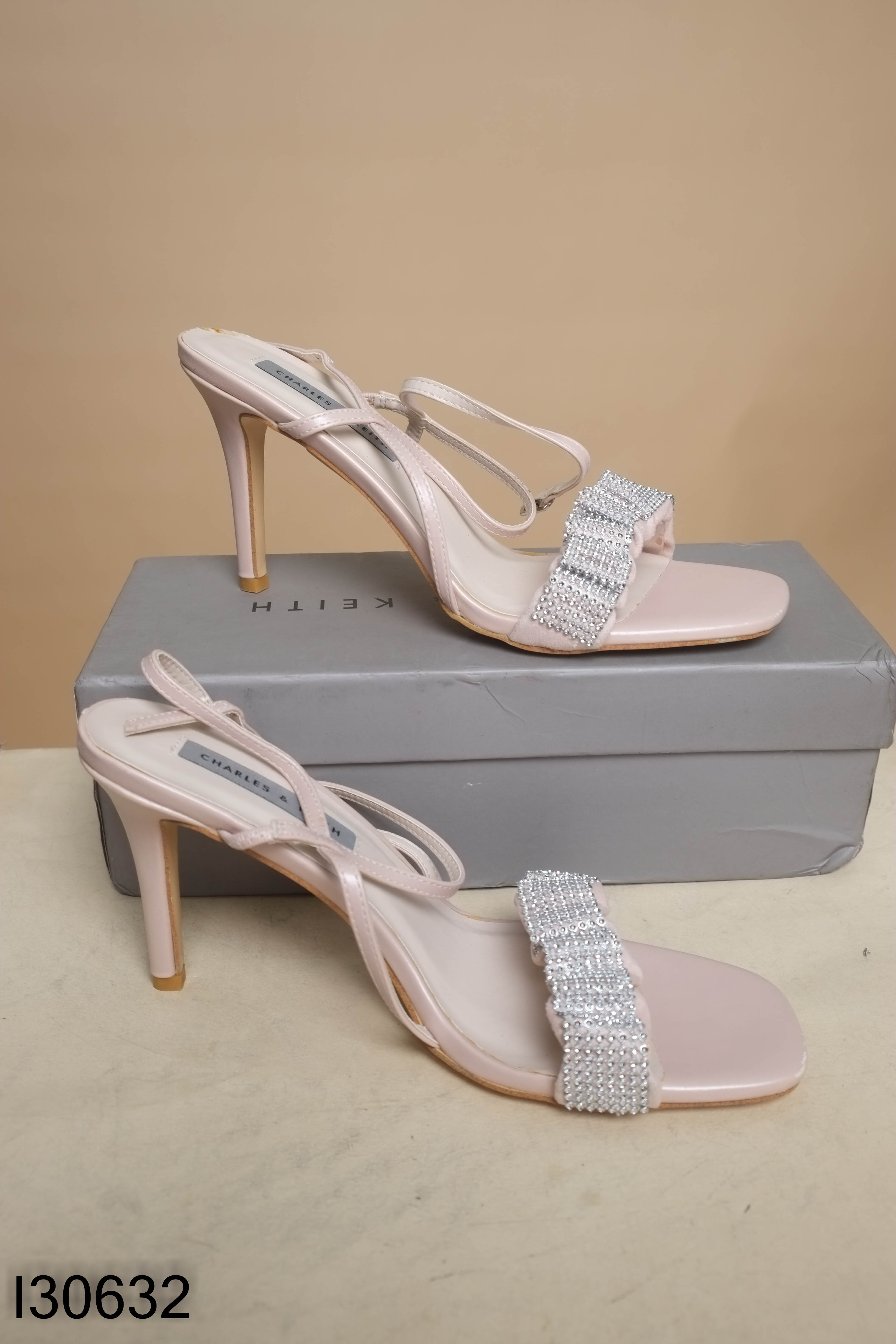 Giày cao gót hồng đính đá CHARLES&KEITH