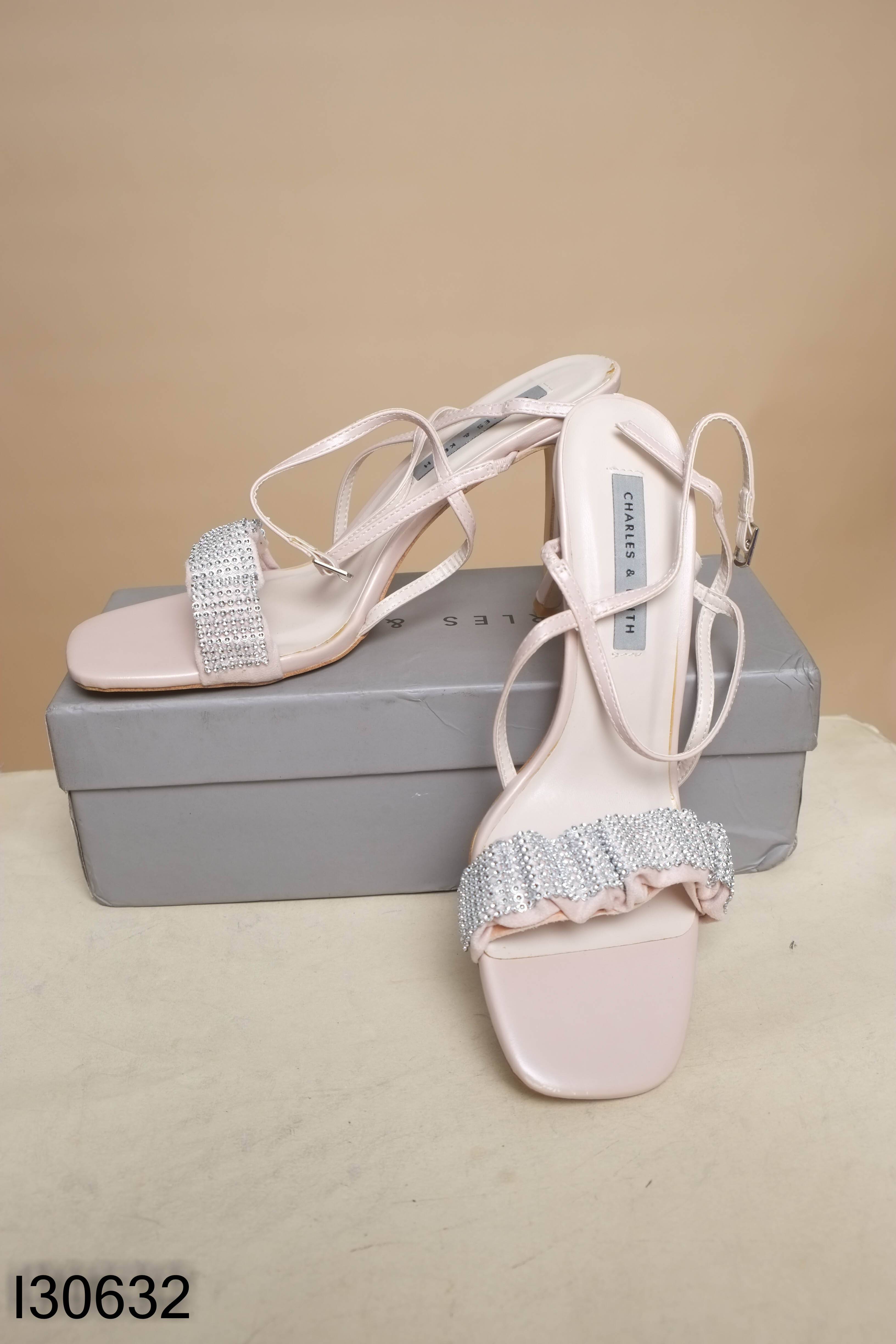 Giày cao gót hồng đính đá CHARLES&KEITH
