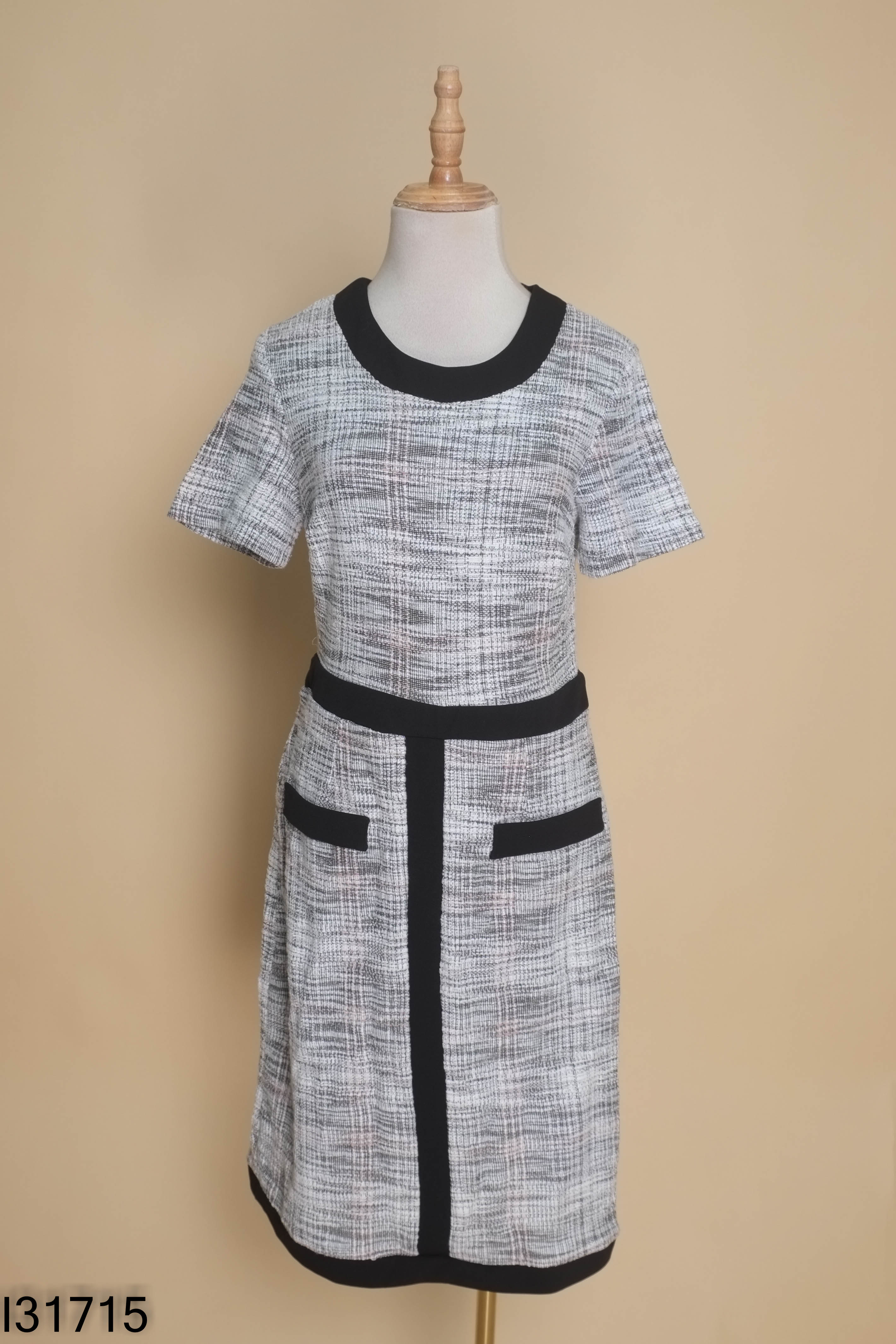 Váy dạ trắng kẻ đen R&K