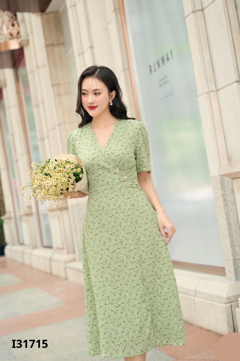 Váy xanh hoa nhí buộc eo