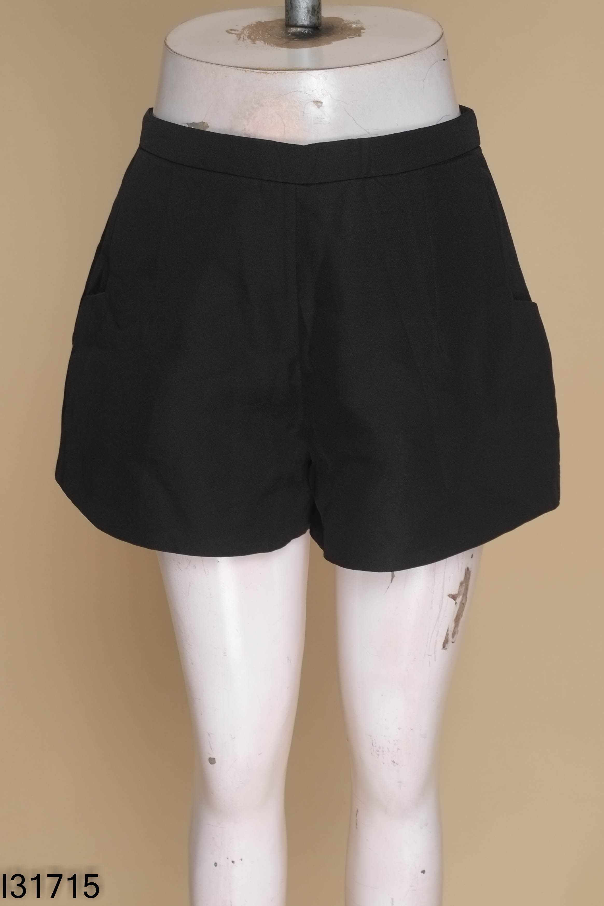 Quần shorts đen khóa đồng