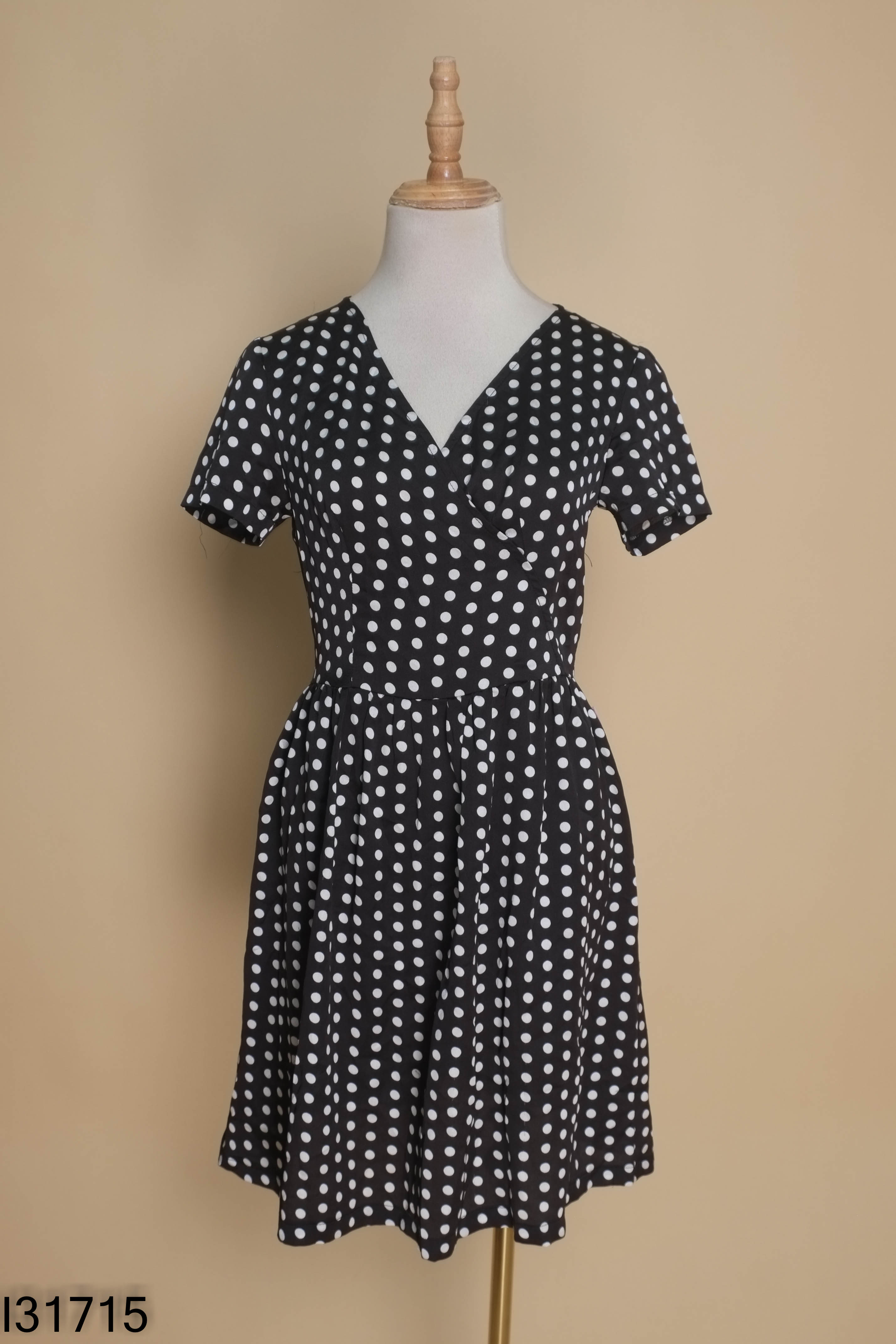 Váy đen chấm bi cổ tim DAISY BASIC