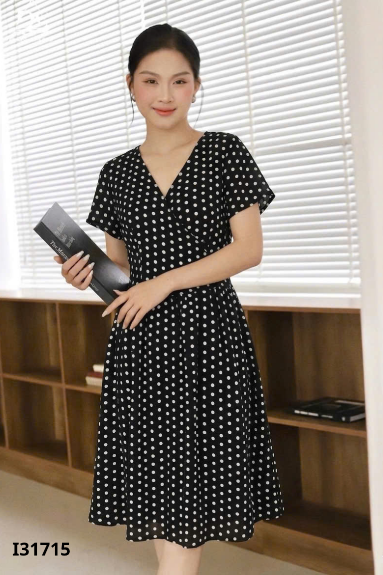 Váy đen chấm bi cổ tim DAISY BASIC
