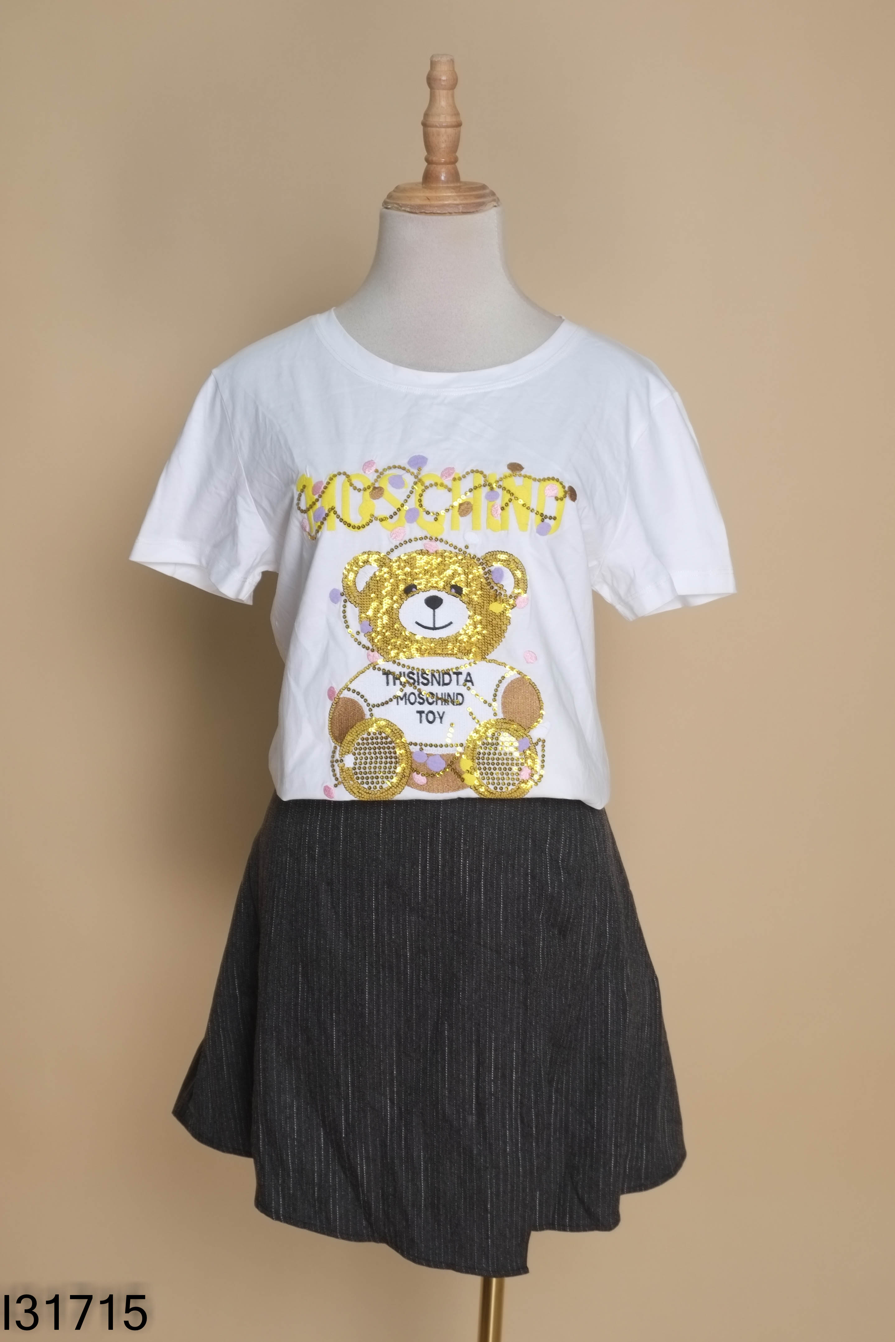 Set áo thun trắng+váy ghi kẻ MOSCHINO