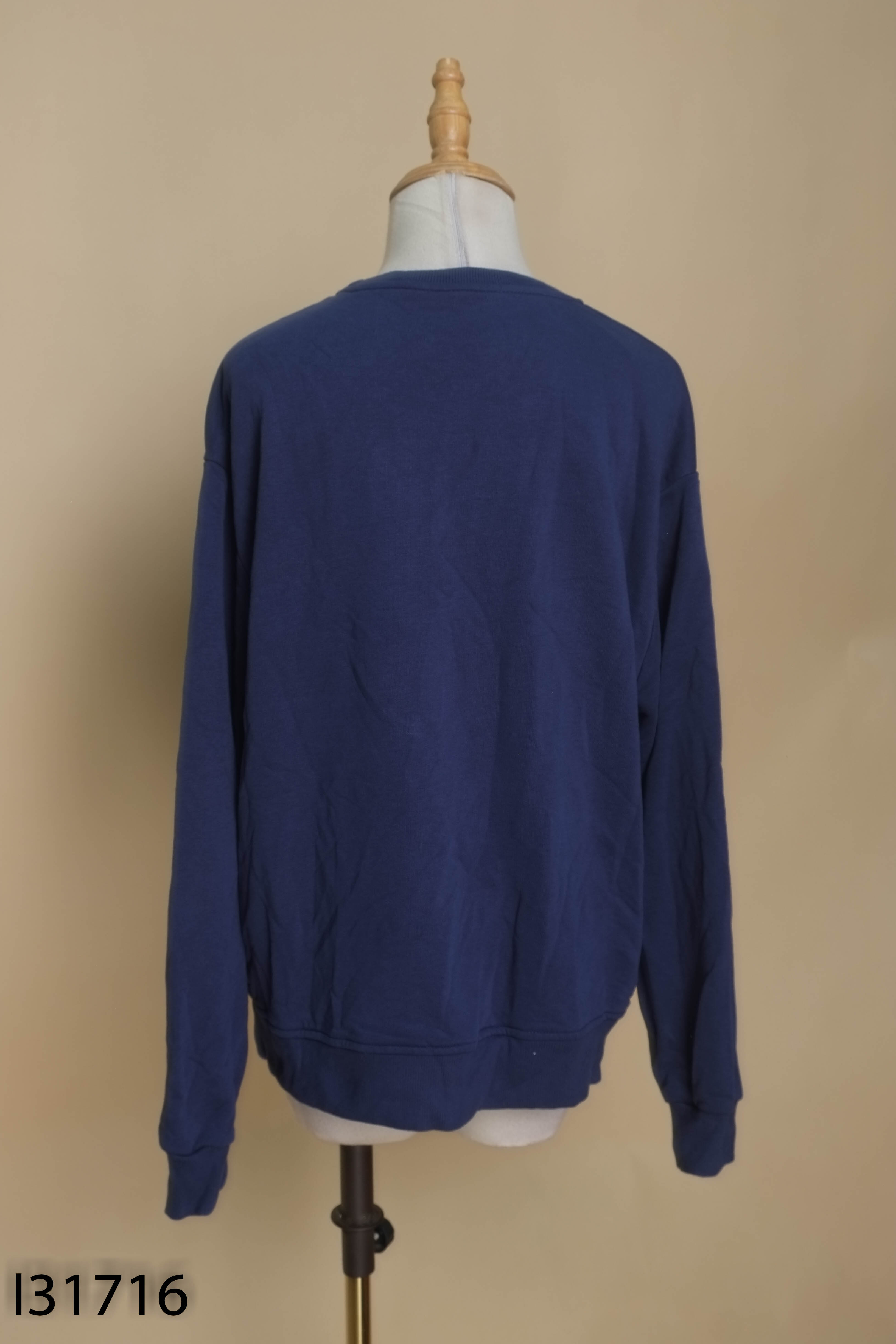 Áo sweater xanh hình chữ C