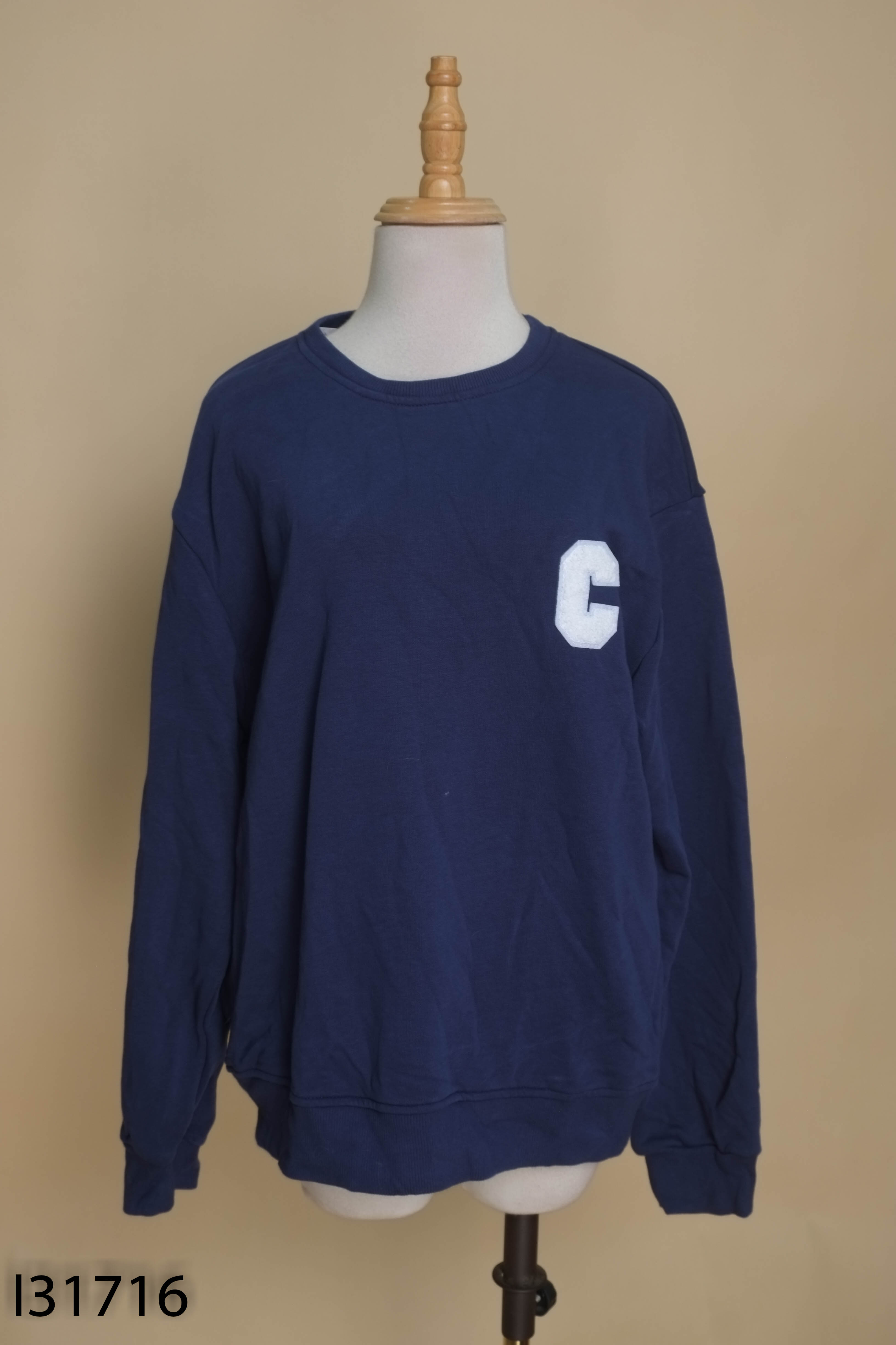 Áo sweater xanh hình chữ C