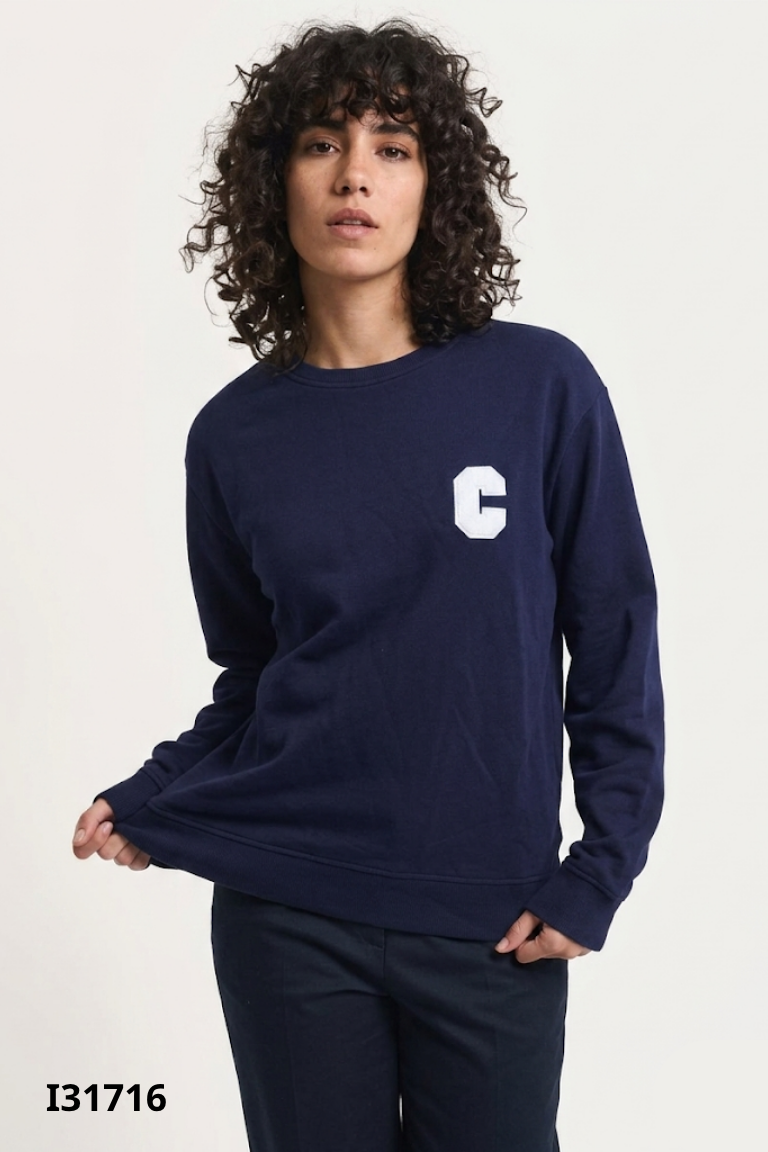 Áo sweater xanh hình chữ C