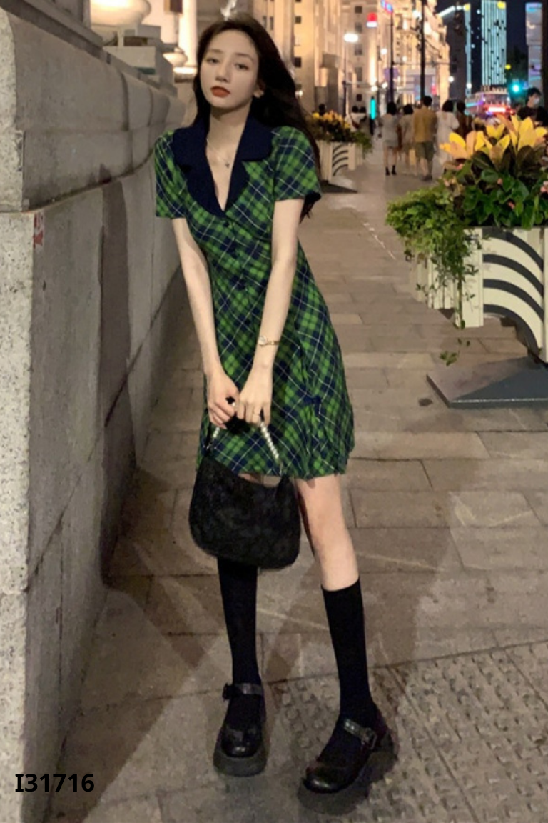 Váy xanh kẻ có cổ ADVOCACY