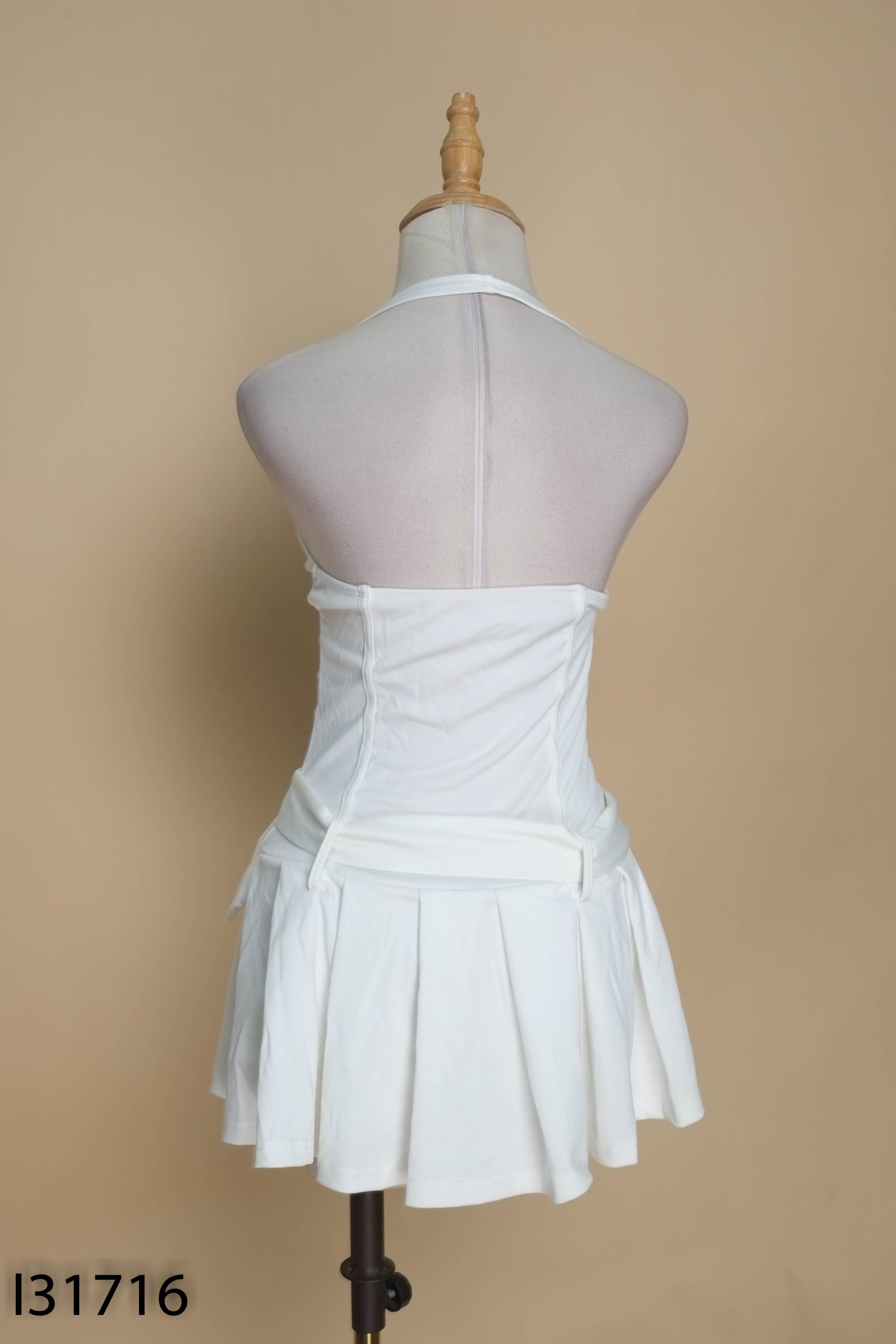 Áo trắng cổ yếm kèm đai