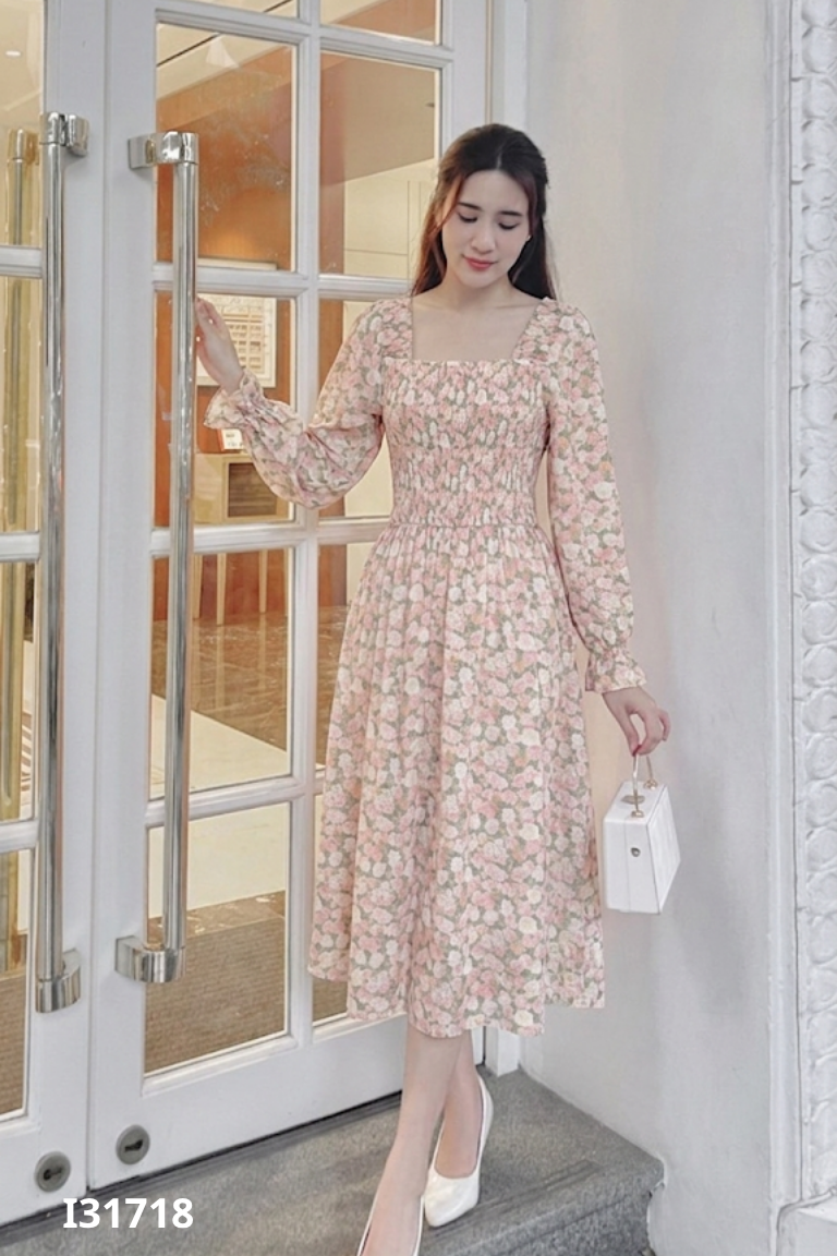Váy hồng nhún ngực họa tiết hoa