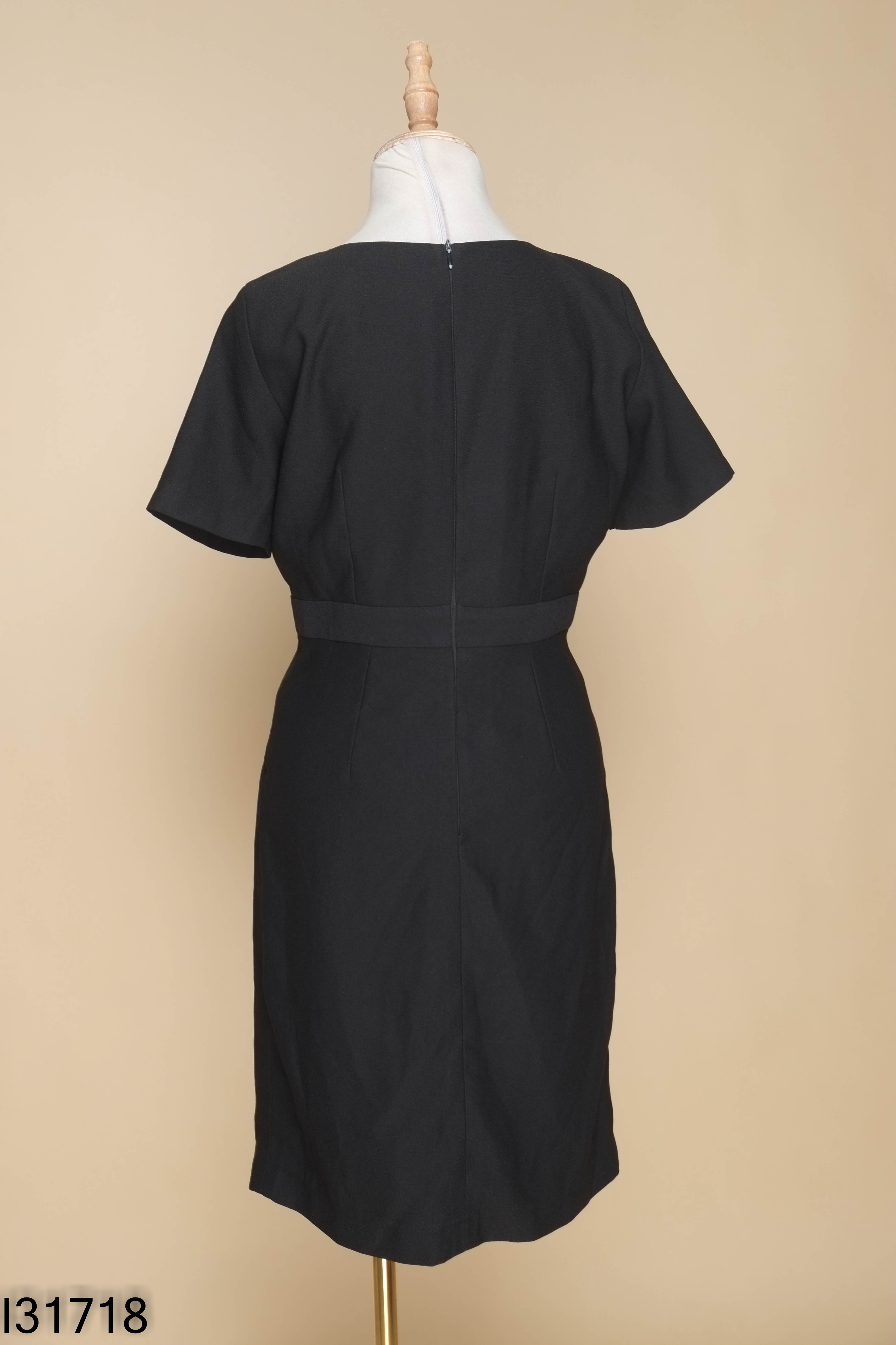 Váy đen cổ tròn STYLIST