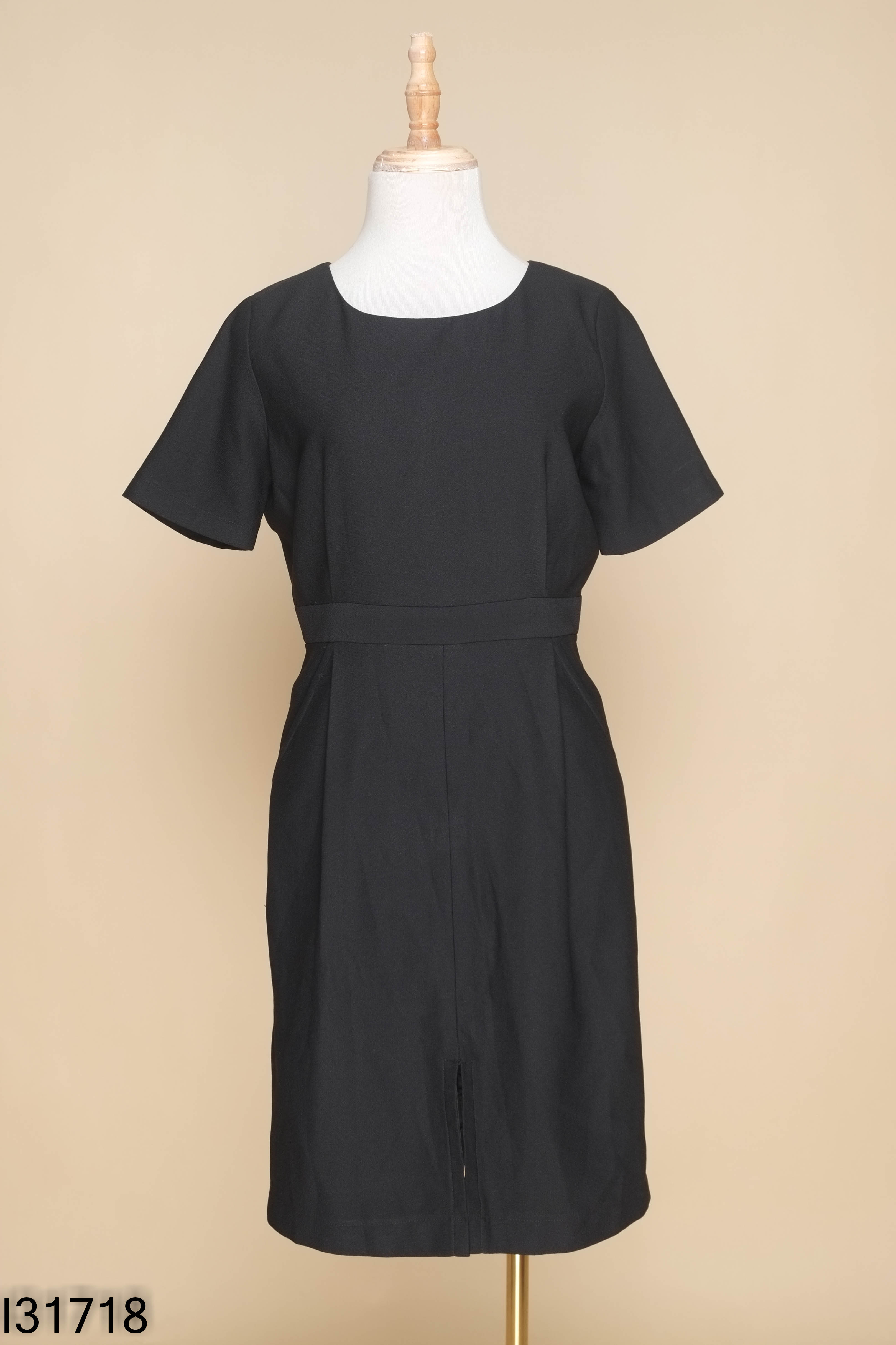 Váy đen cổ tròn STYLIST