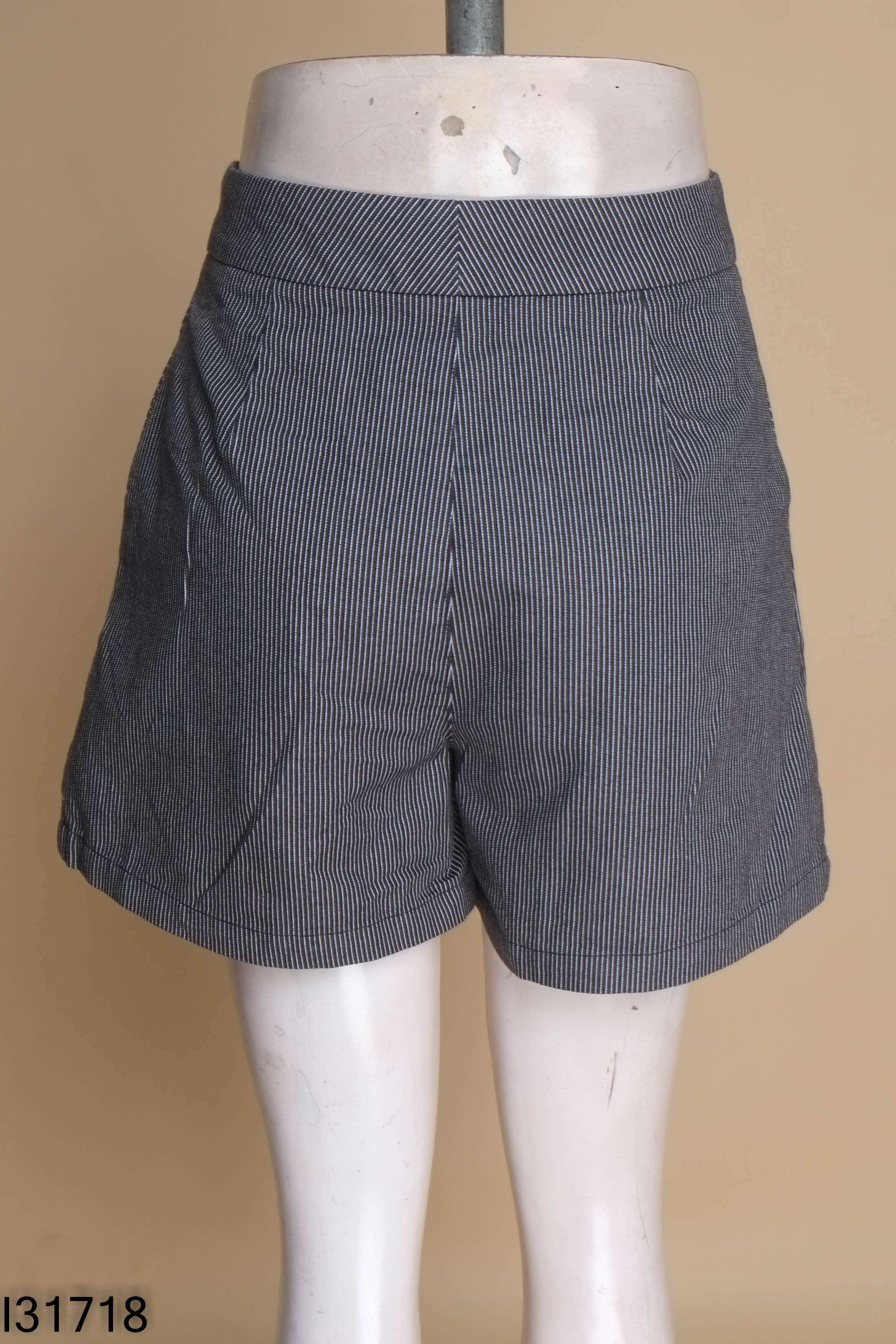Quần shorts đen kẻ OCY