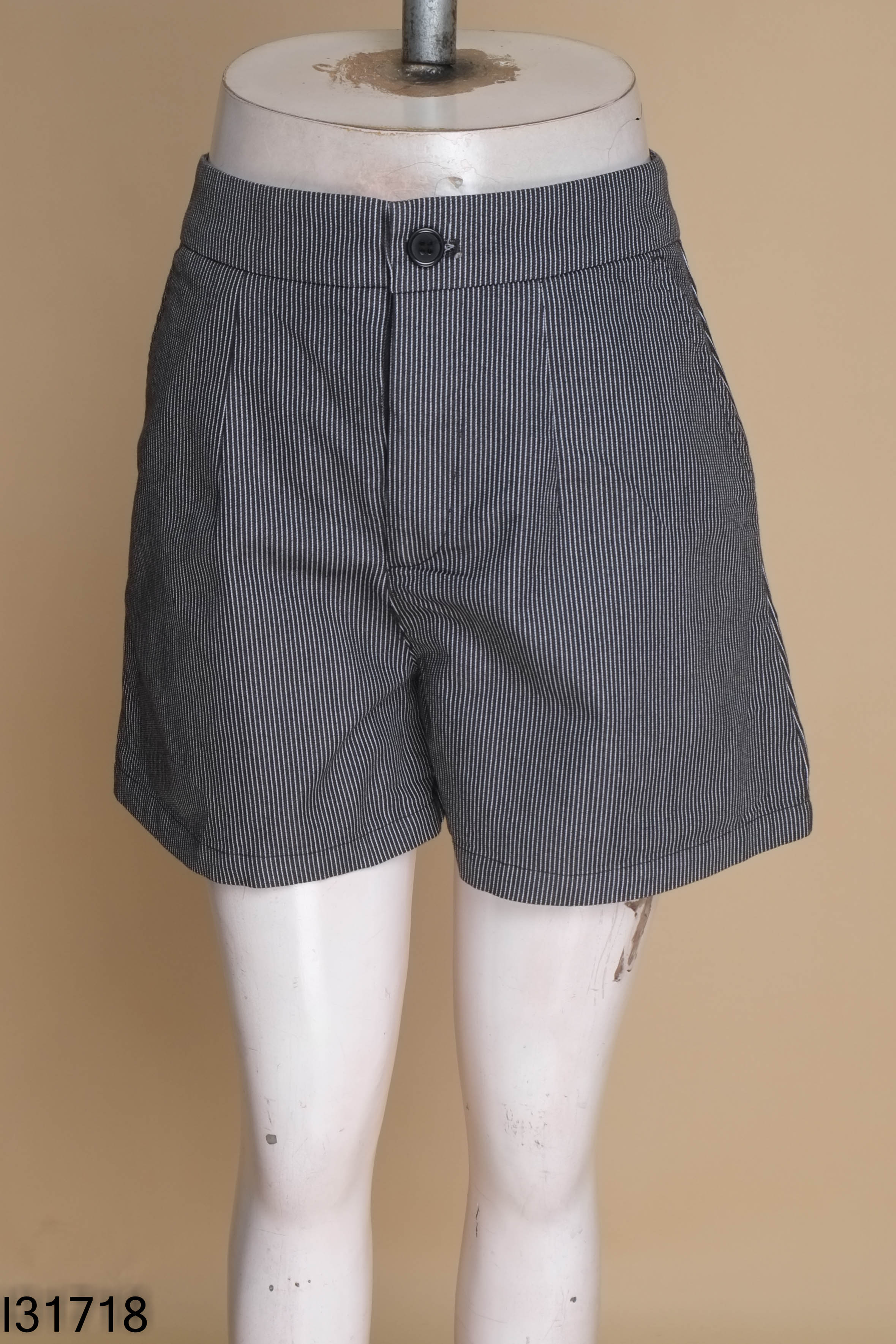 Quần shorts đen kẻ OCY