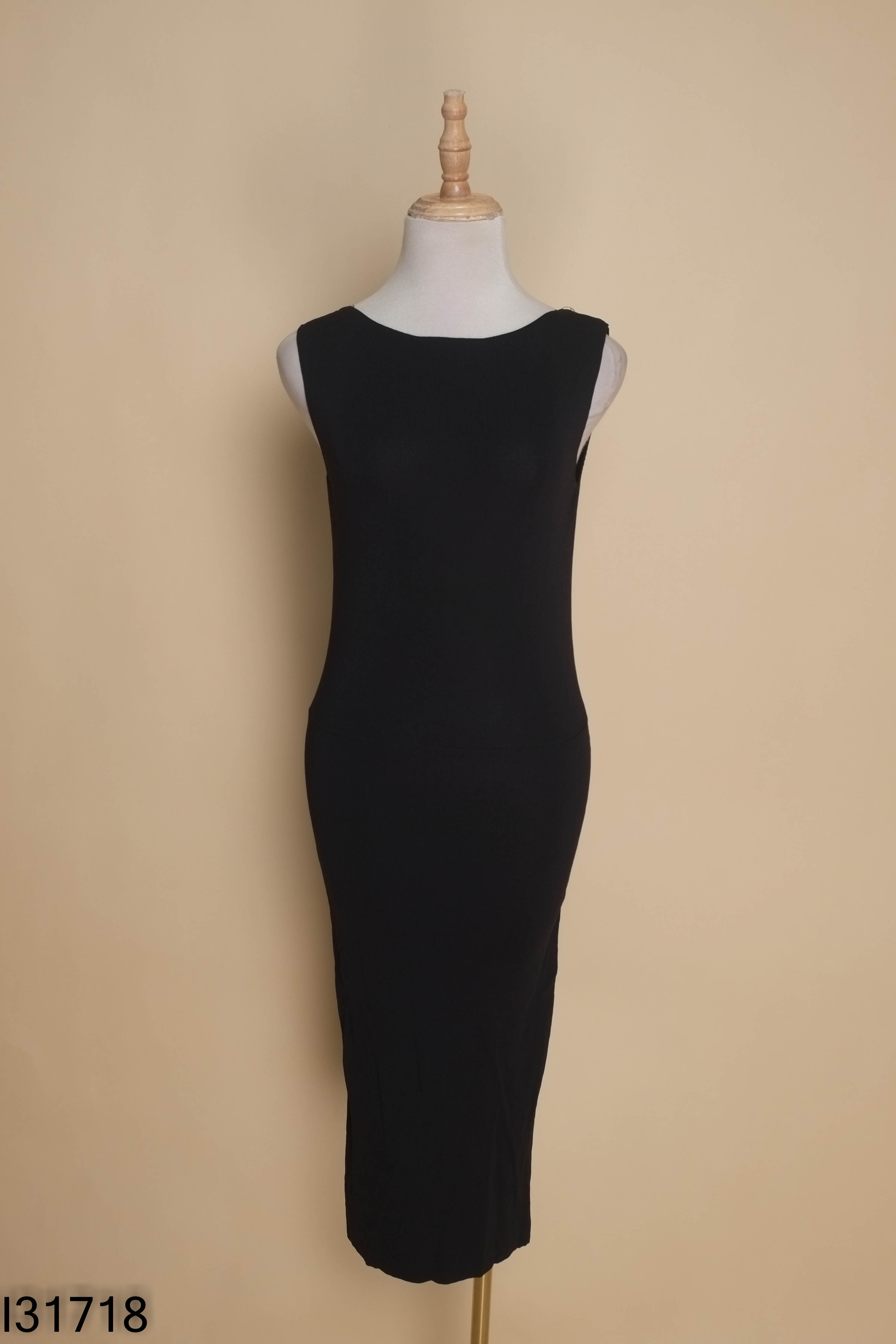 Váy body đen đính hạt hở lưng