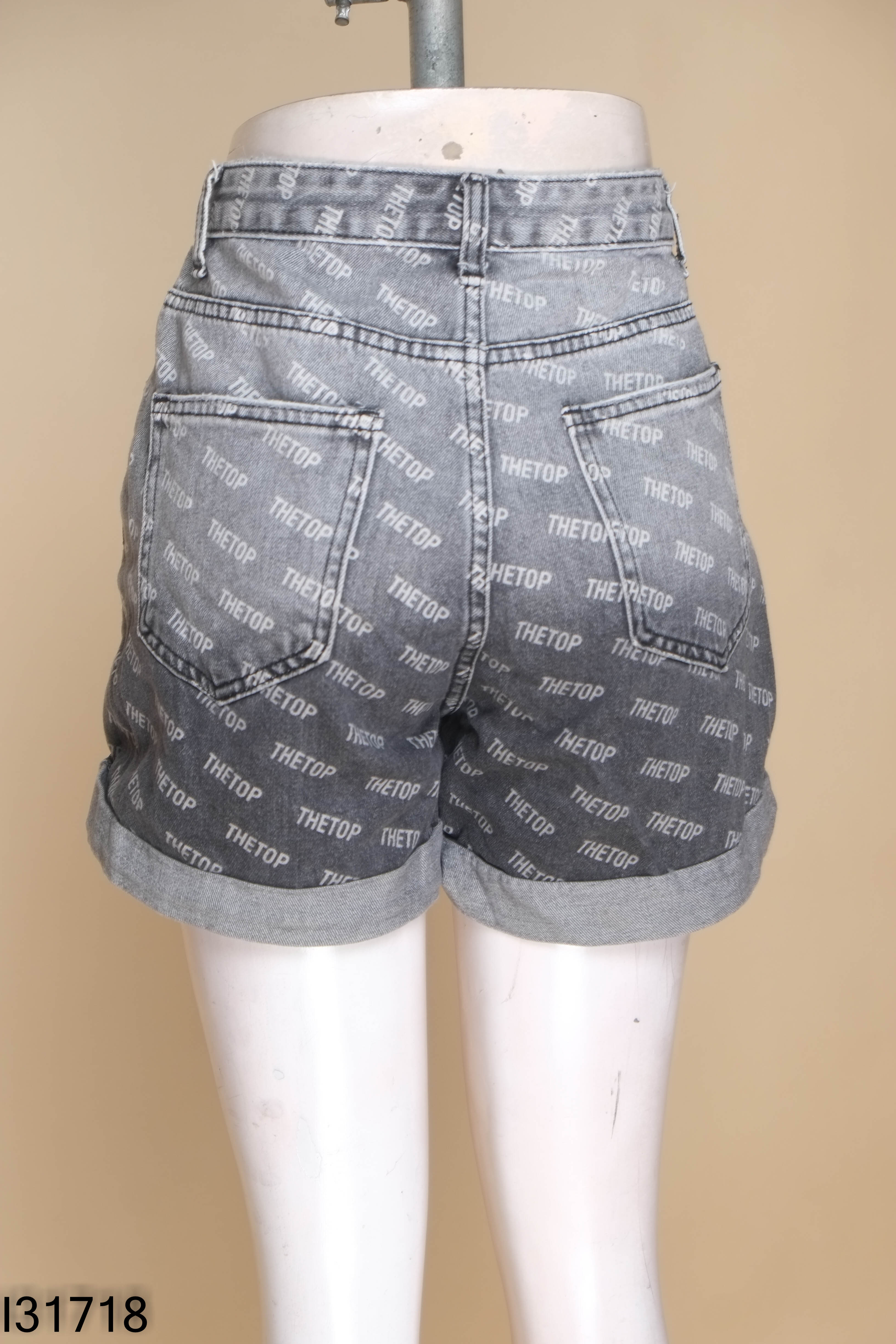 Quần shorts jeans đen chữ