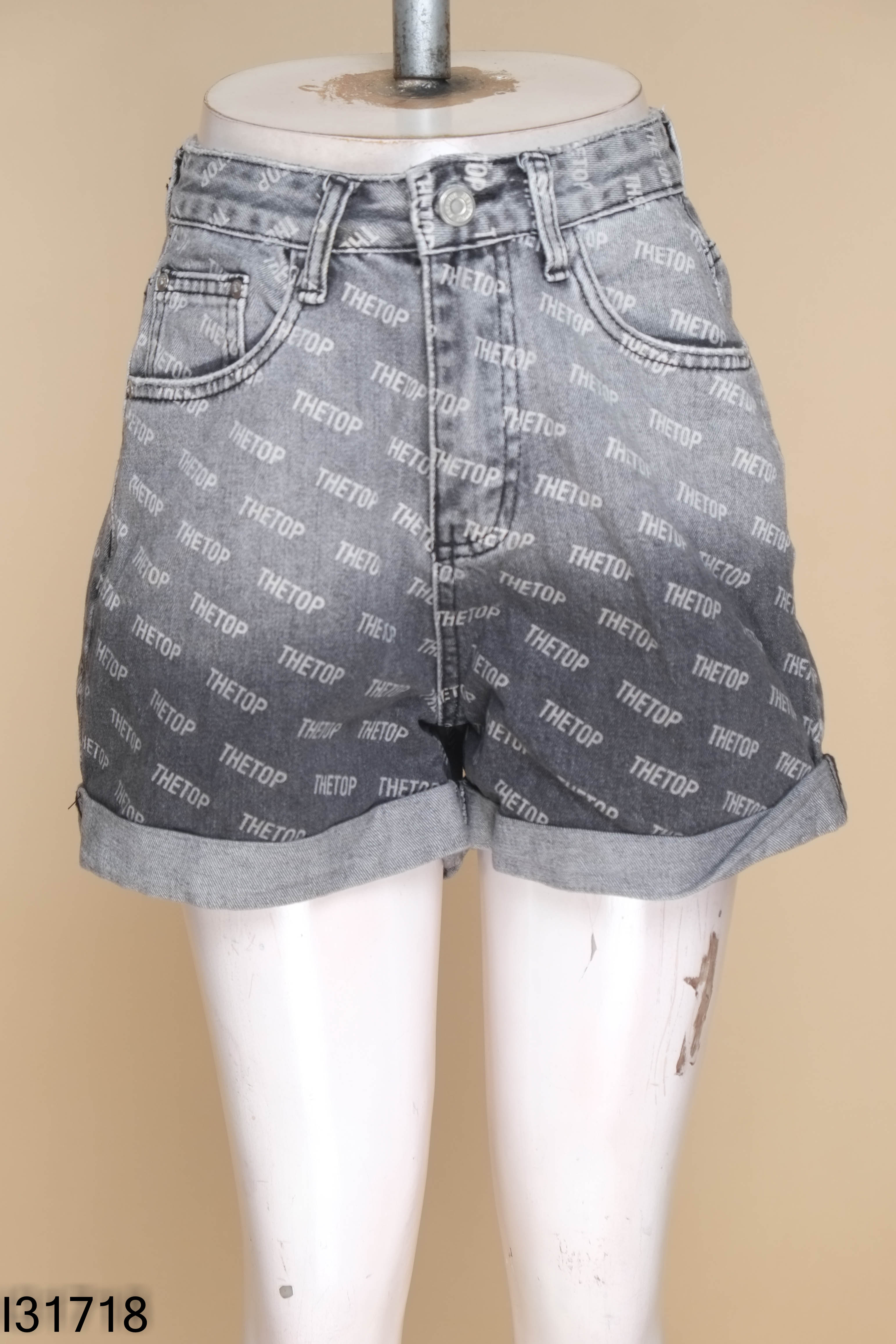 Quần shorts jeans đen chữ