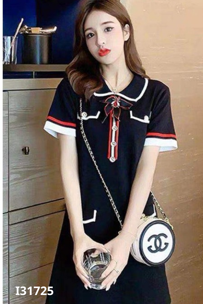 Váy xanh khuy vàng đính nơ