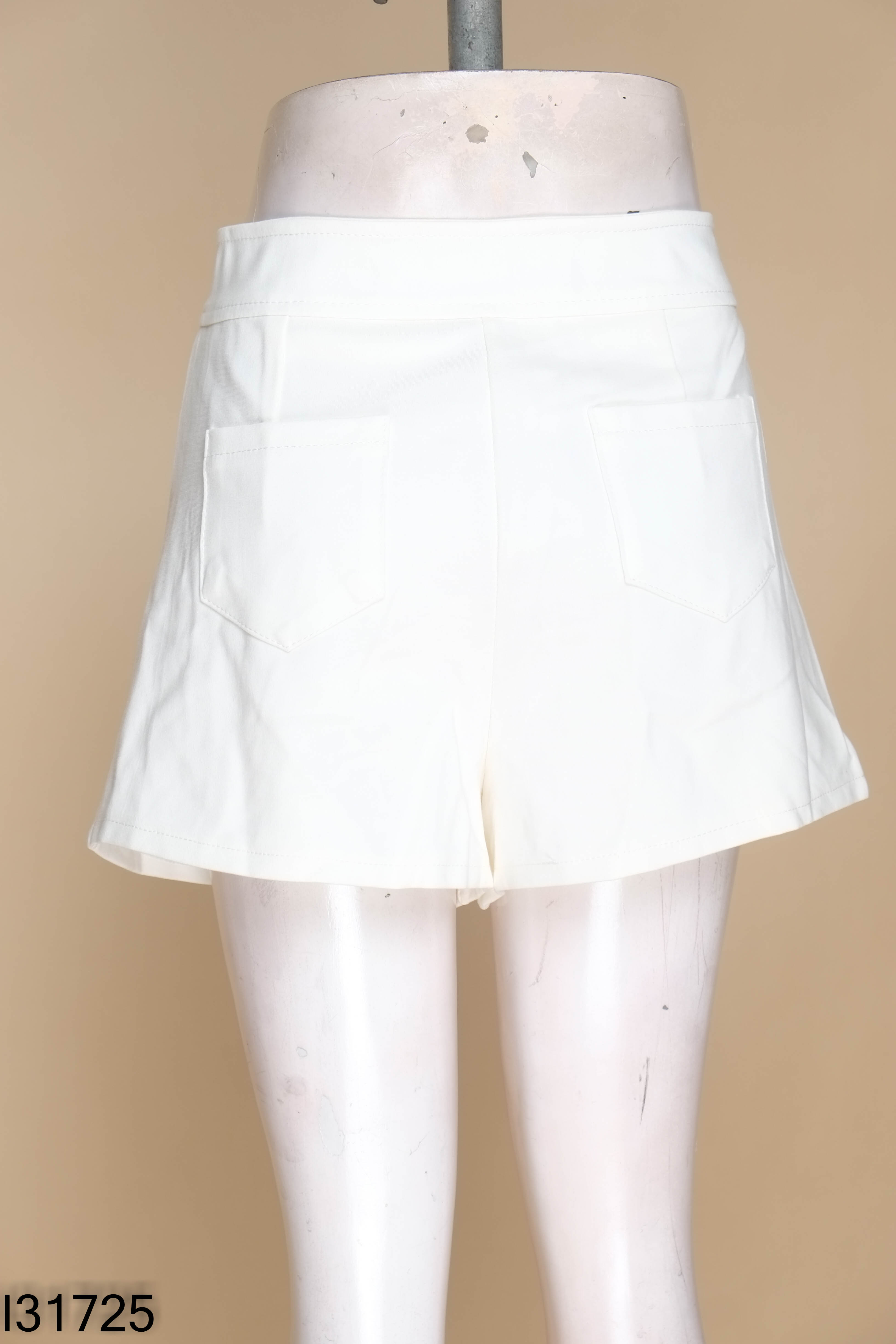 NEWTAG quần shorts trắng