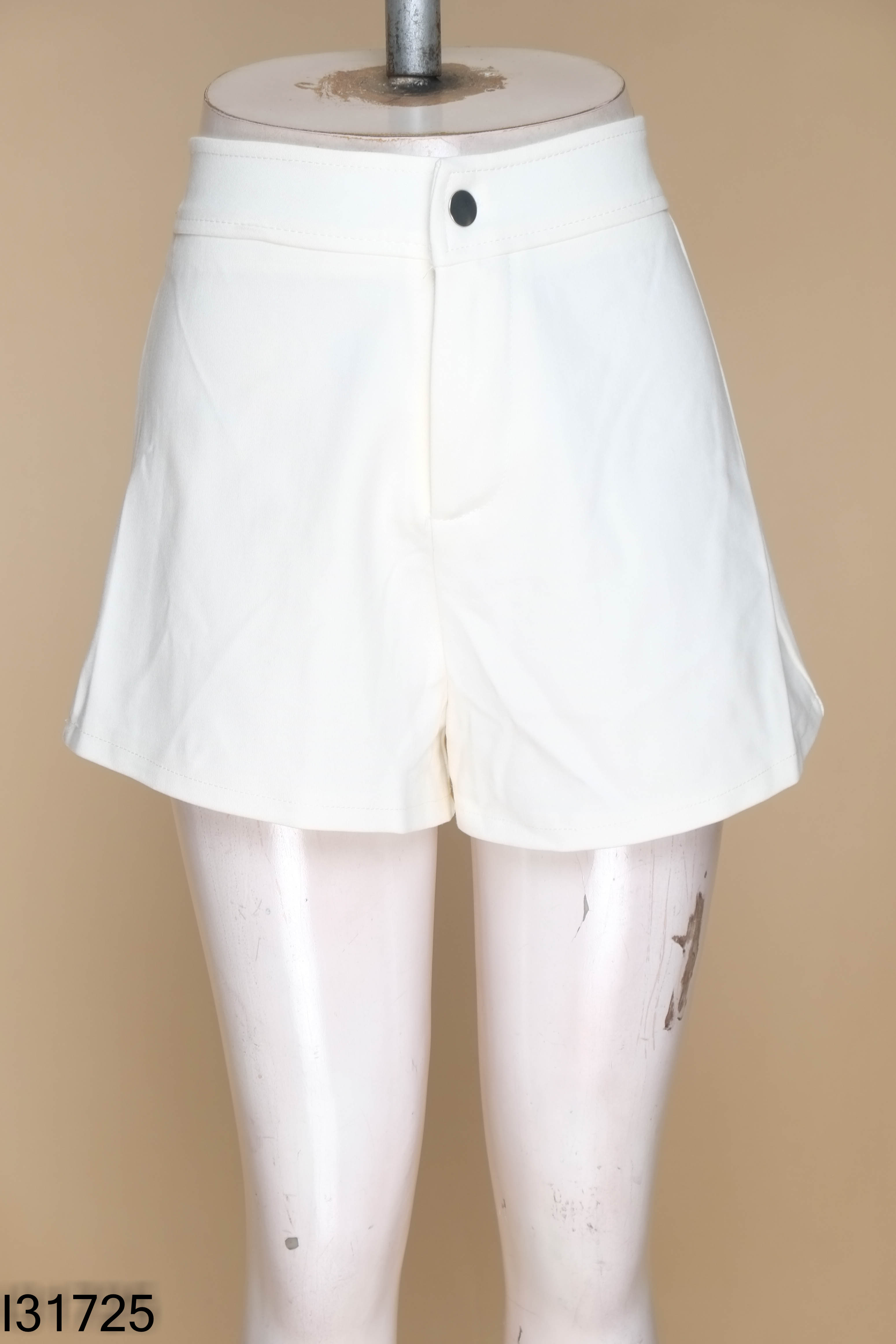 NEWTAG quần shorts trắng