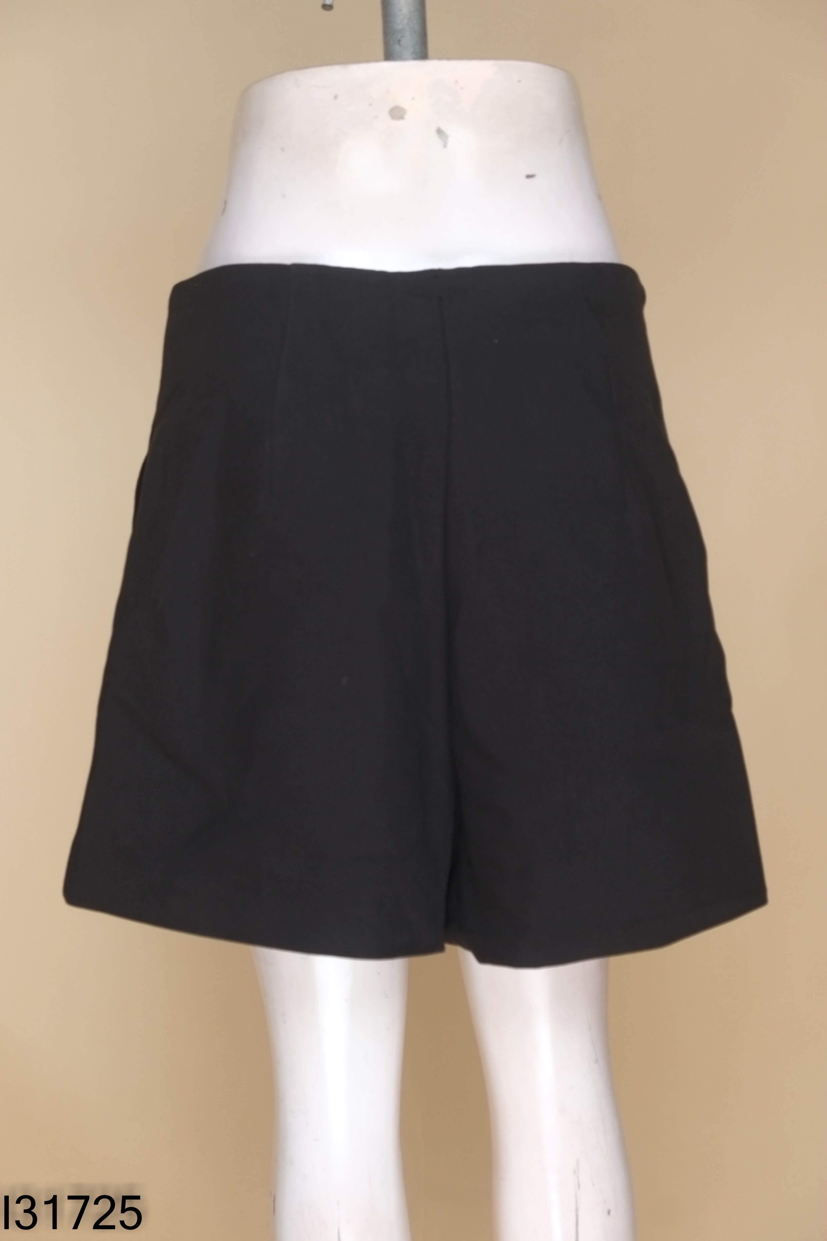 Quần shorts đen cúc