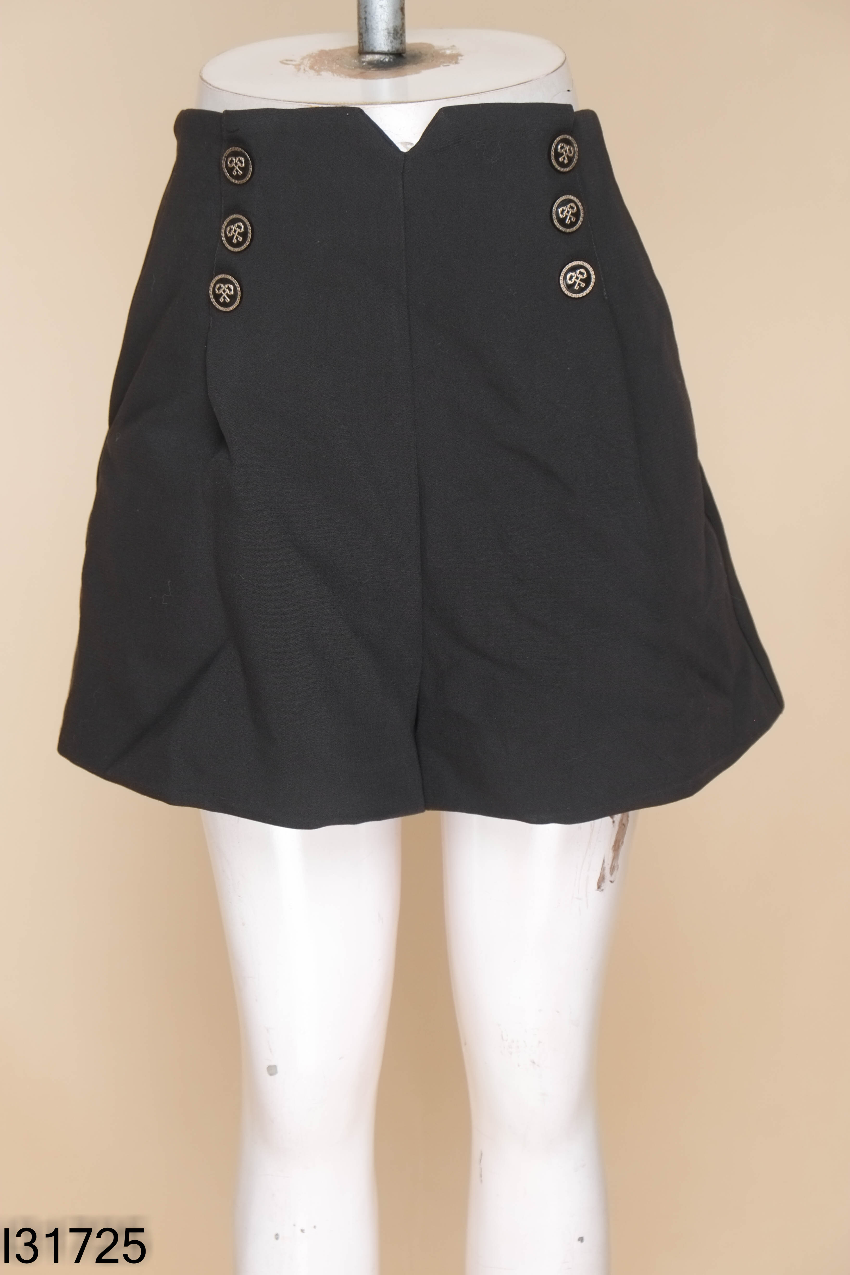 Quần shorts đen cúc