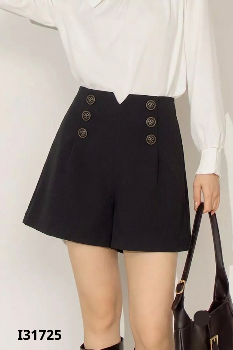 Quần shorts đen cúc