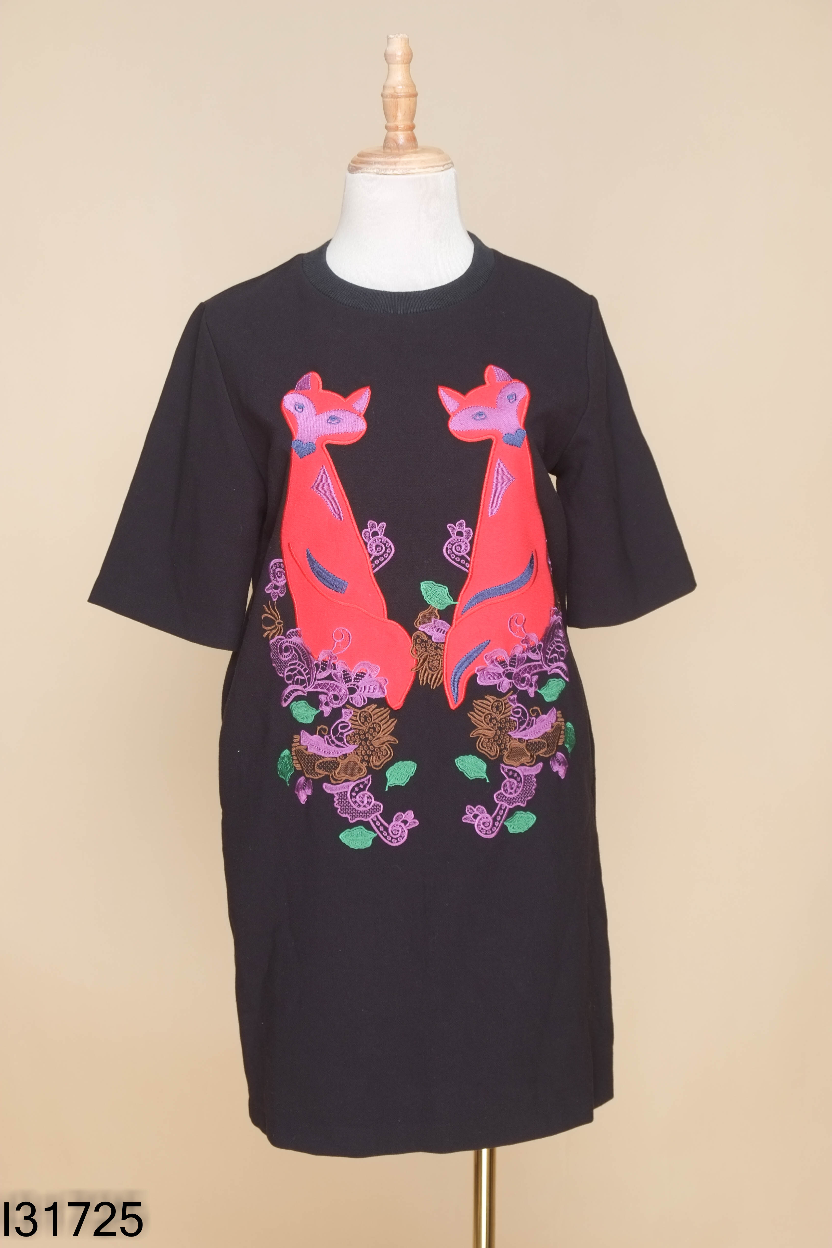 Váy đen TOPSHOP thêu hình