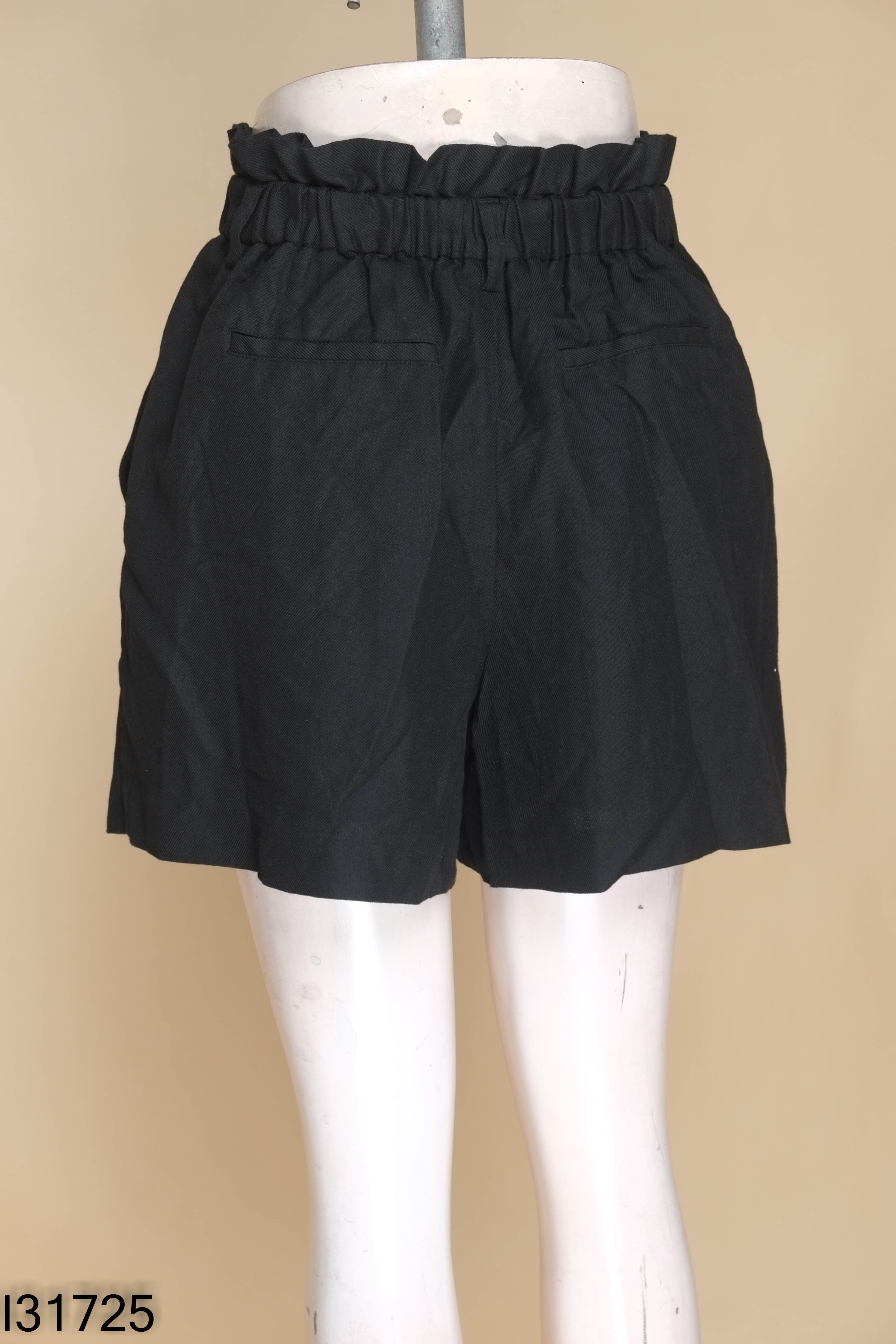 Quần shorts đen nhún eo