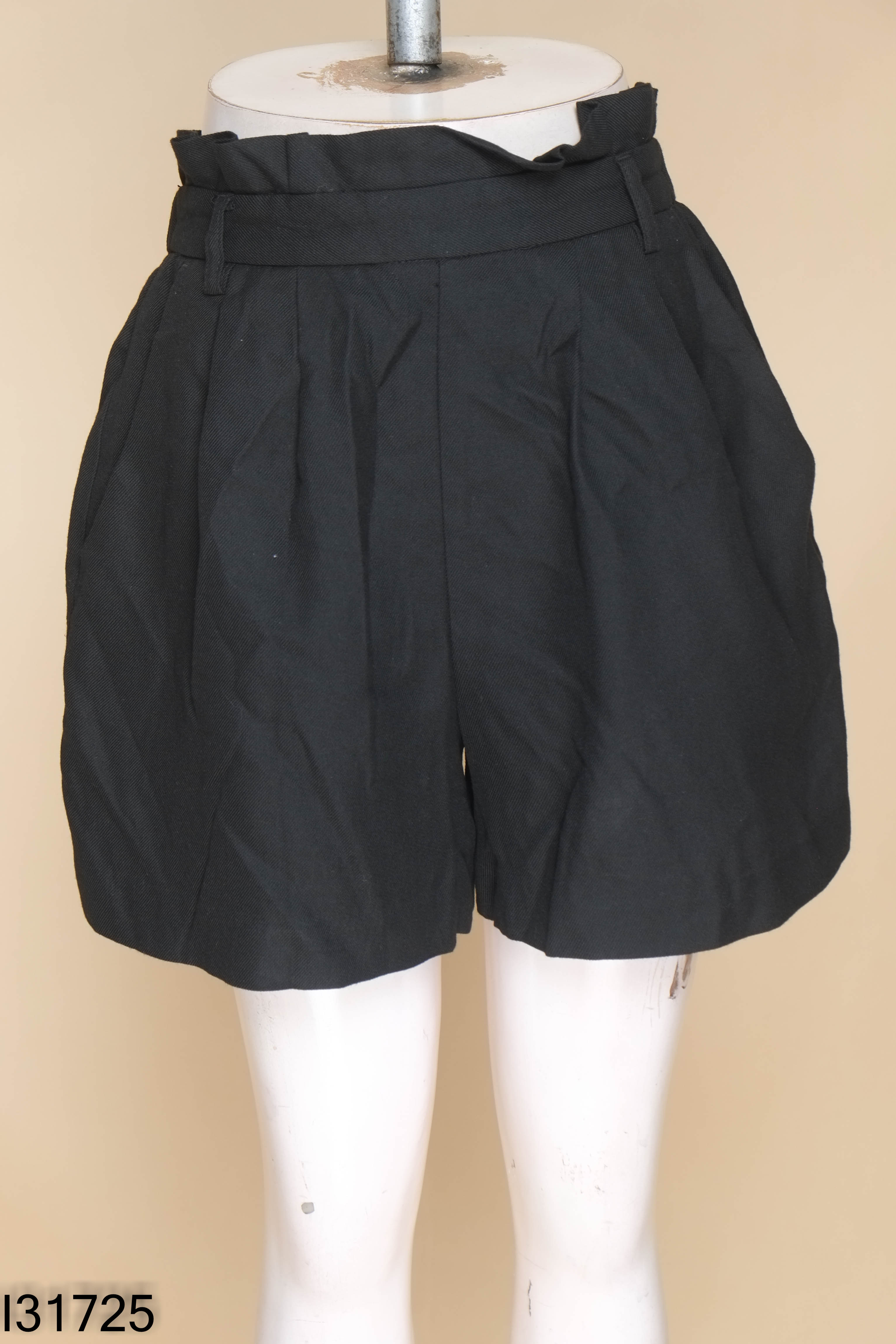 Quần shorts đen nhún eo