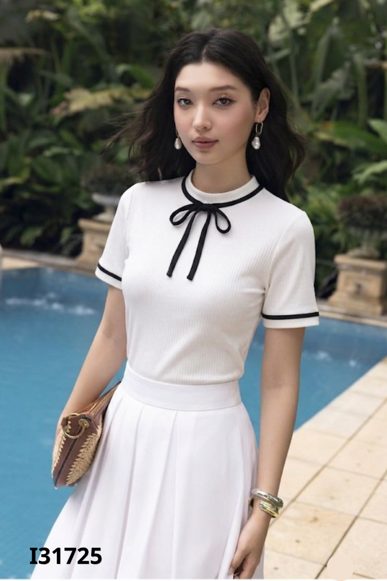 Áo kem viền đen đính nơ