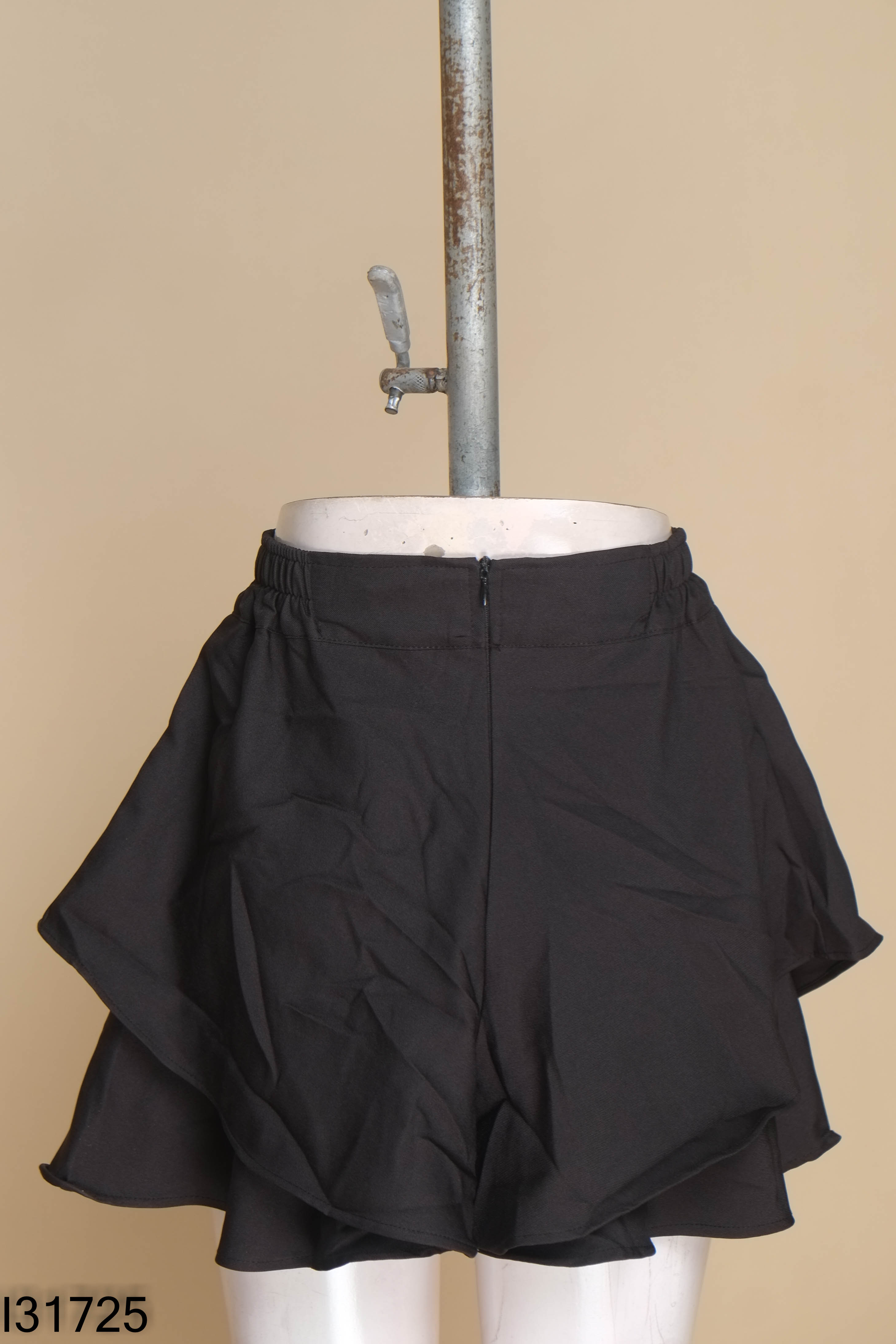 Quần shorts đen ống 2 tầng