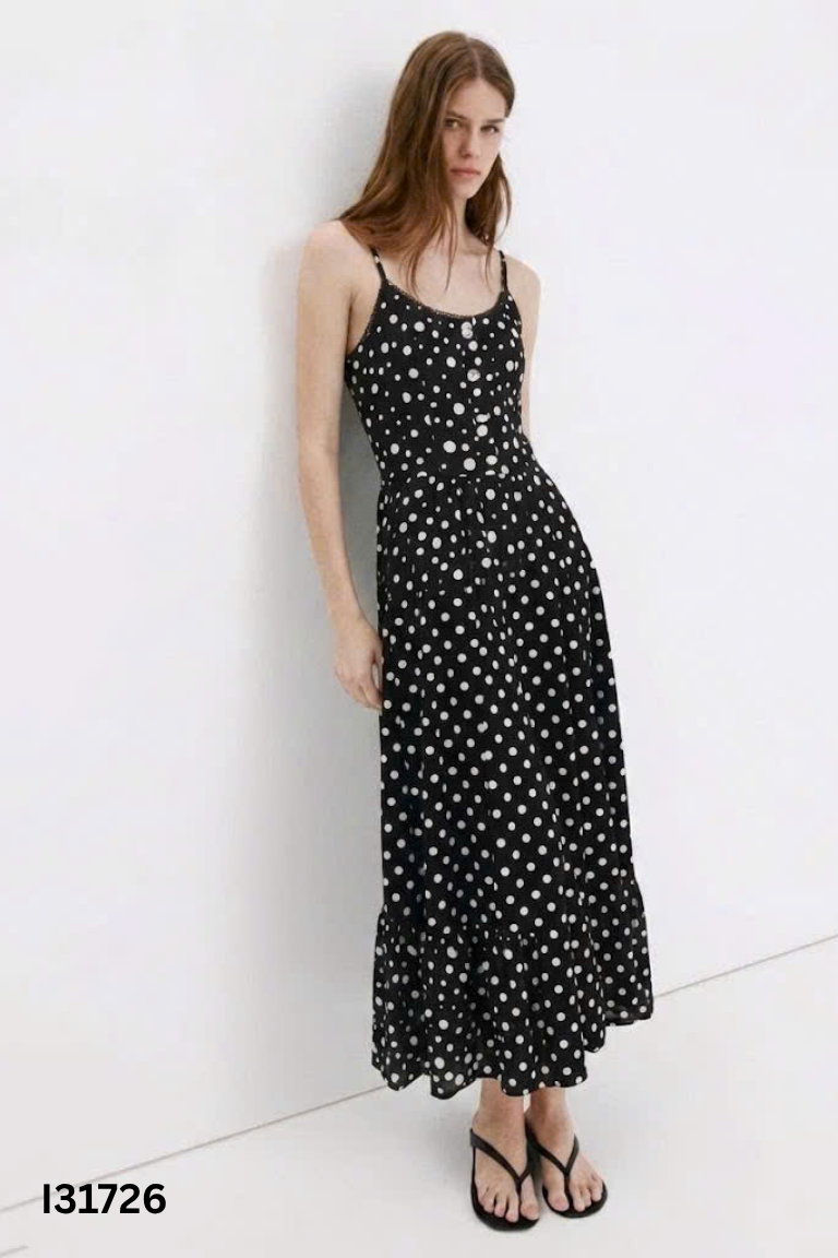 Váy đen chấm bi cúc ngọc