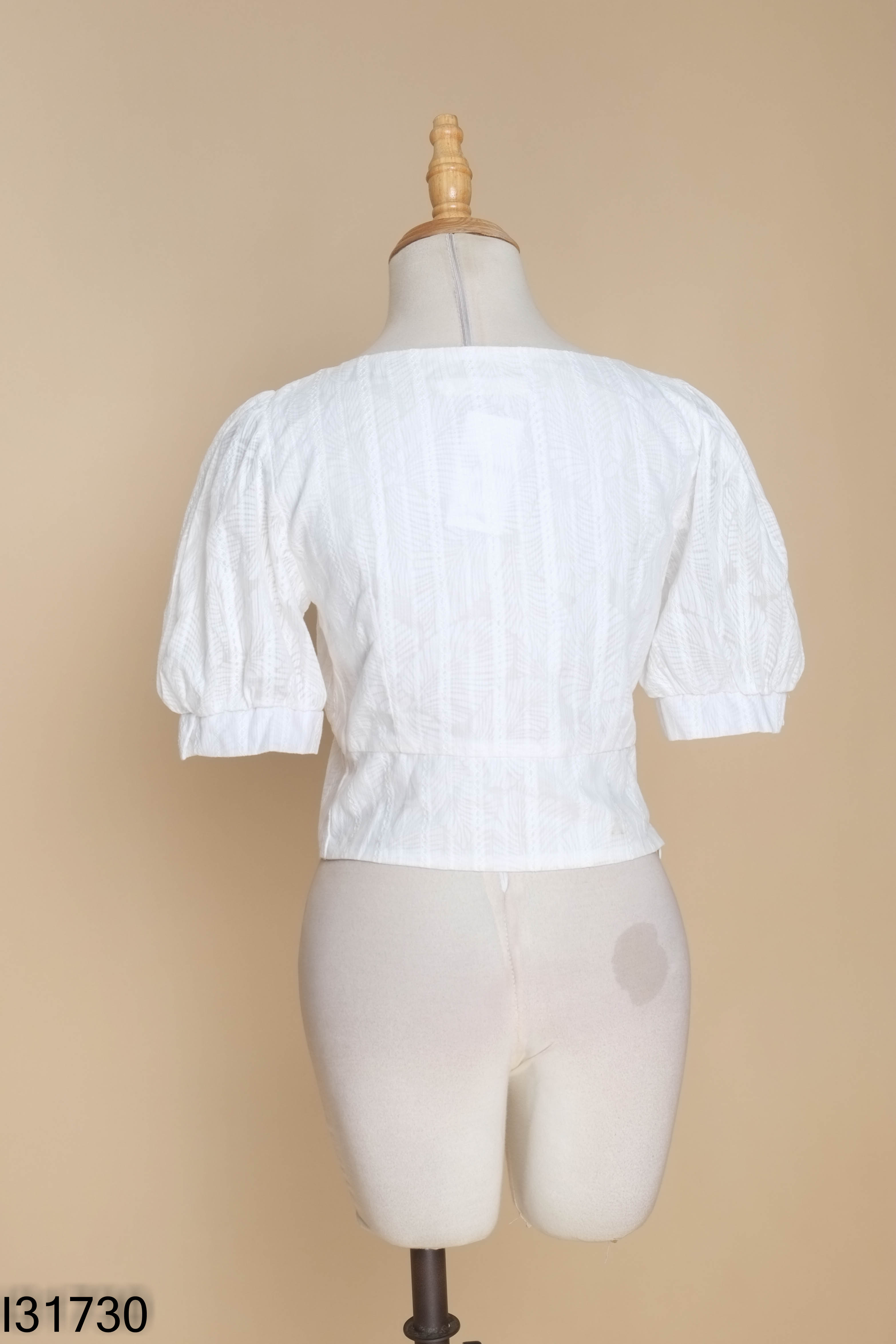 Áo kiểu trắng cổ vuông cúc bọc