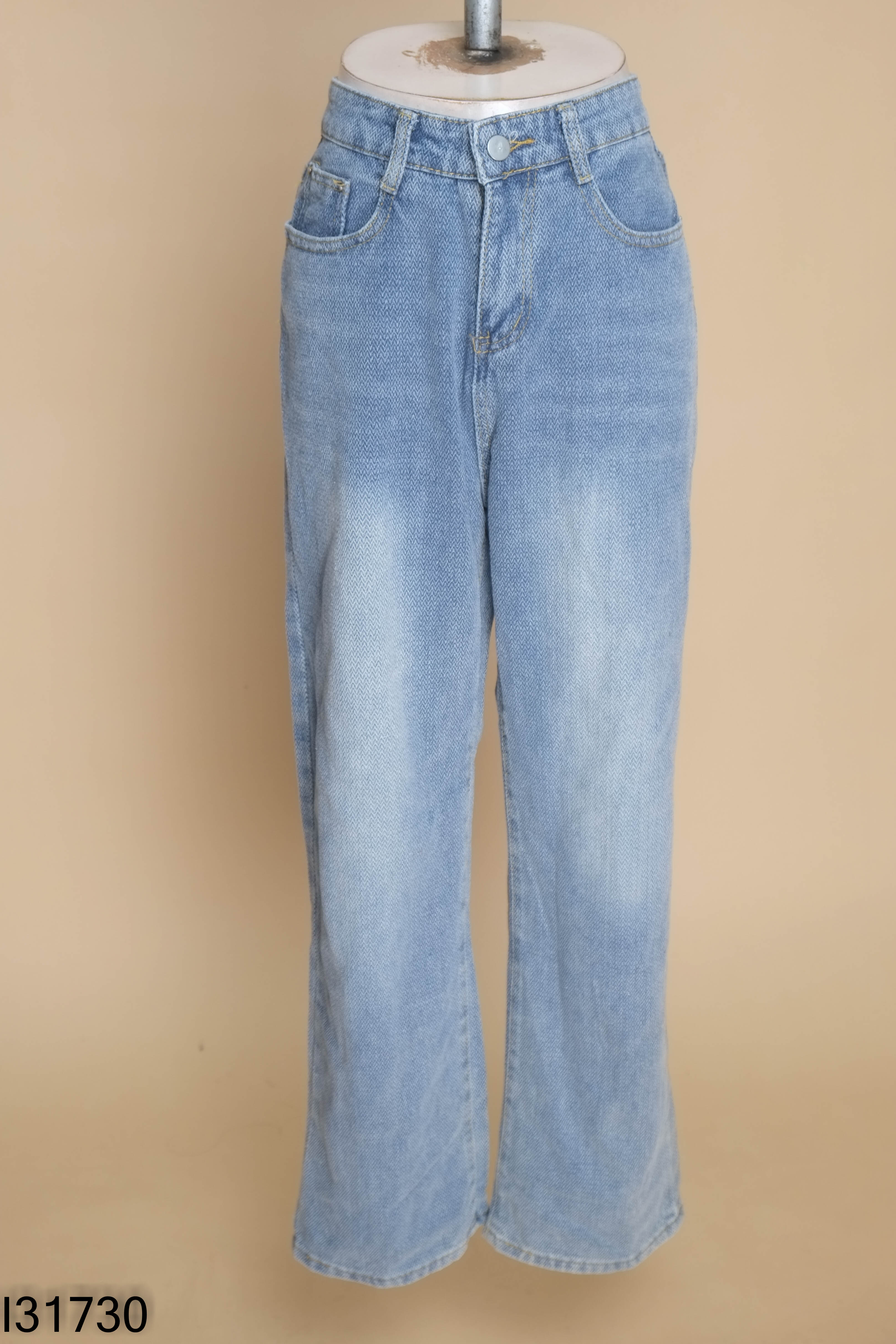 Quần jeans xanh suông