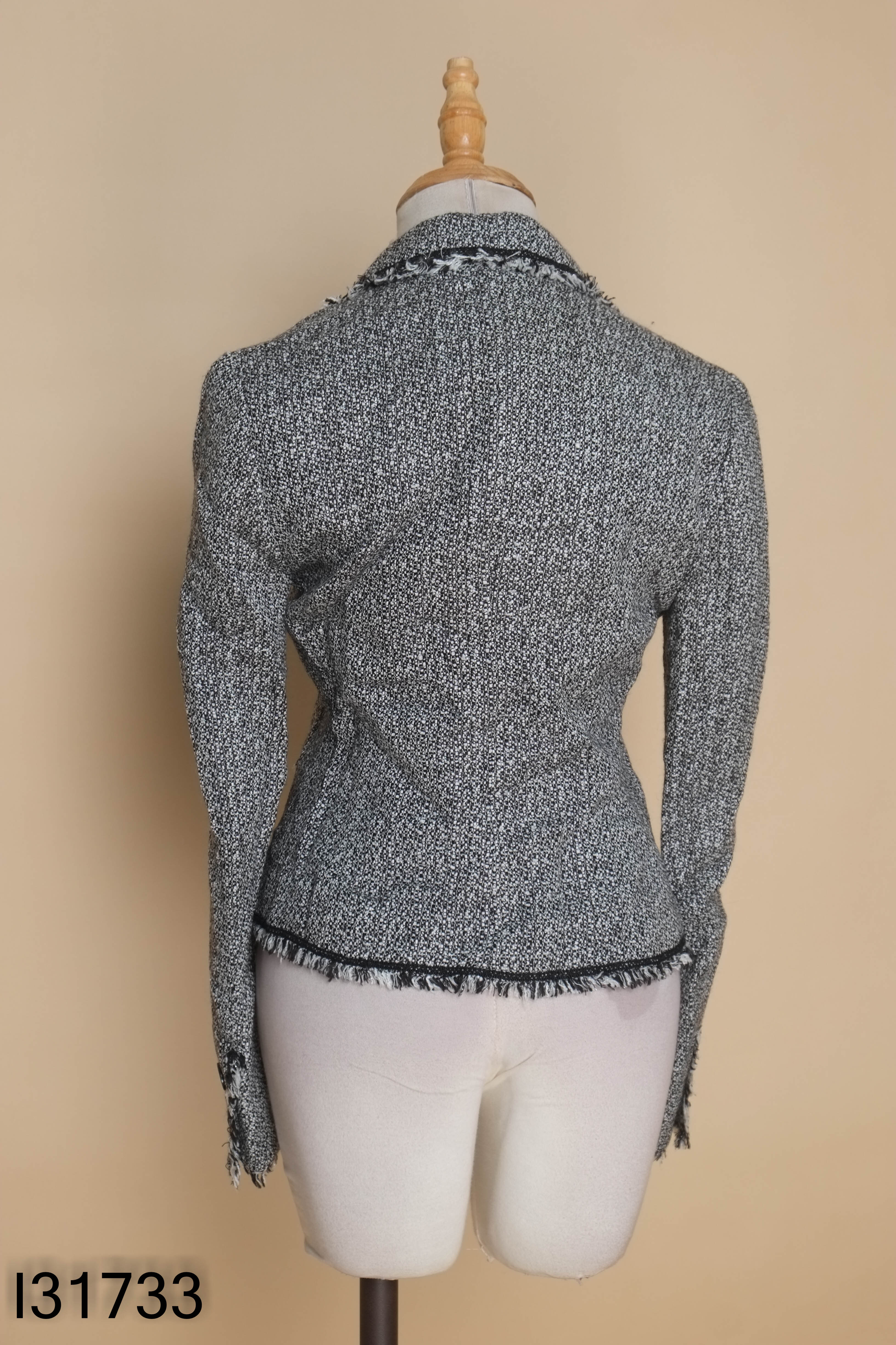 Áo blazer dạ đen BY P&D viền tua rua