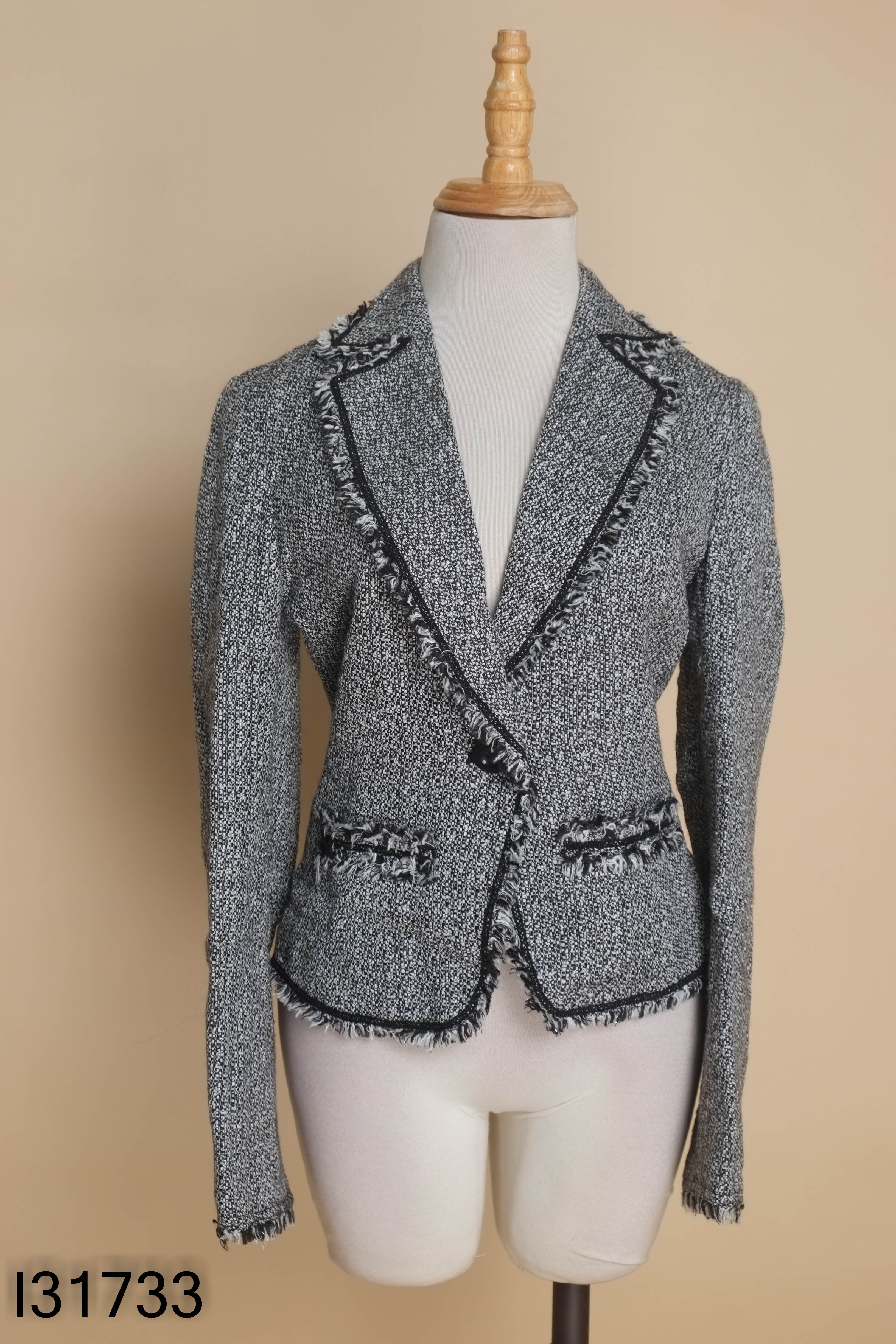 Áo blazer dạ đen BY P&D viền tua rua