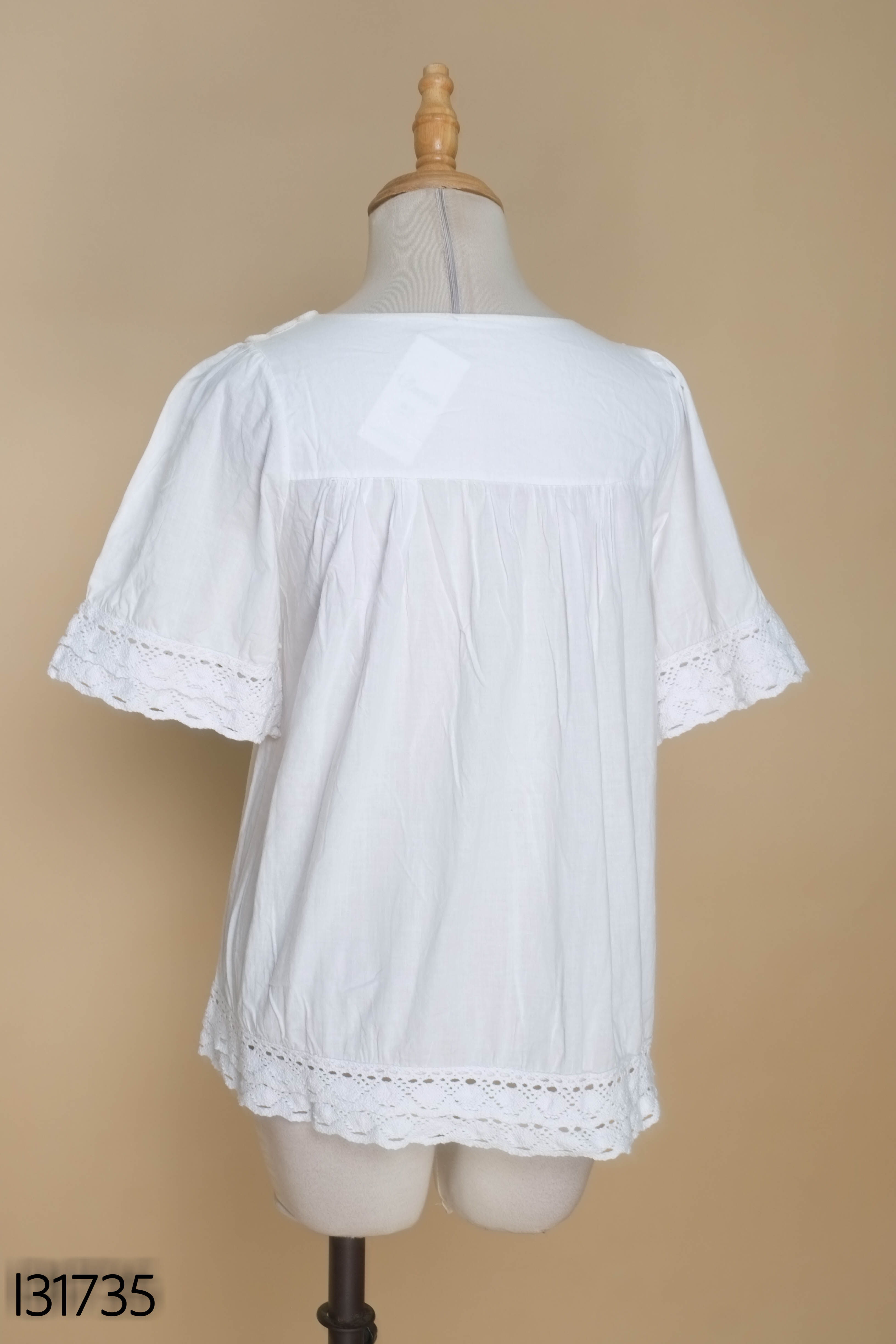 Áo trắng cổ viền ren
