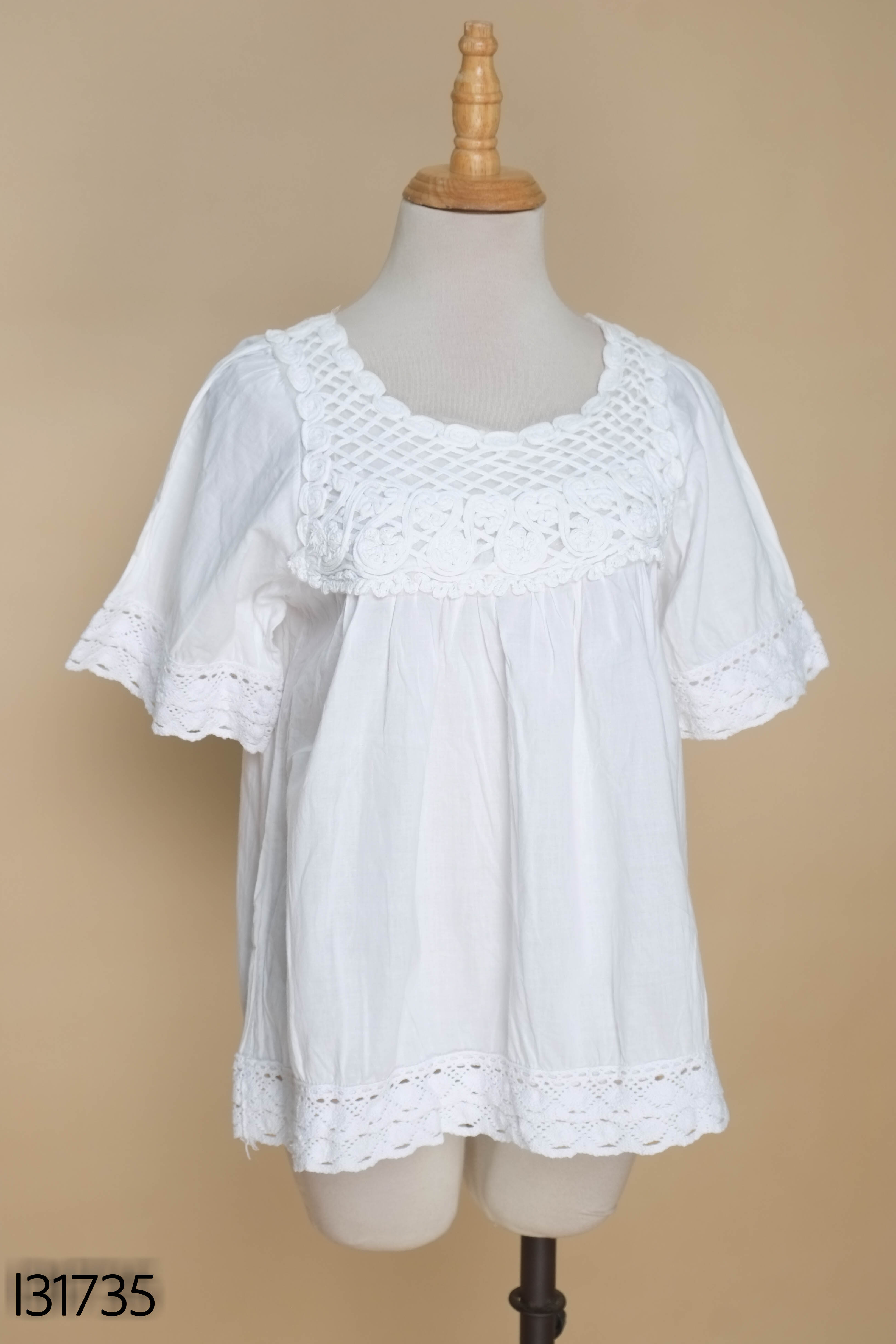 Áo trắng cổ viền ren
